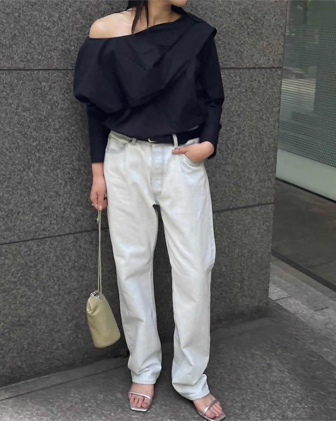 ETRÉ TOKYO ストアのインスタグラム：「@etretokyo  【8/10 New Arrival】 ㅤㅤㅤ ㅤㅤ #ETRE14ozローライズボタンフライデニム L.BLUE / BLUE S.M size ¥25,300(tax in) ㅤ  新宿スタッフ @etretokyo_nami 167cm L.BLUE / M size  @etretokyo_yumi 150cm BLUE / S size  本社スタッフ @etretokyo_misaki 156cm BLUE / S size  @etretokyo_yuko 160cm L.BLUE / M size  - - - - - - - - - - - - - - - - - - - - - - - - - - - -  商品詳細はTOPページURLよりチェック🔍 ›› @etretokyo_store  ㅤㅤㅤ スタッフコーディネートも毎日更新中【 #etretokyo_staff_ootd 】をフォロー🐿️  TOPページの"フォロー中"から 気になるスタッフのアカウントをフォロー🤝  ㅤㅤㅤ ㅤㅤ  - - - - - - - - - - - - - - - - - - - - - - - - - - - - ⁡  【INFORMATION】 ⁡ㅤㅤㅤ ⁡ ※ 8/10(木)発売のアイテムは 8/11(金)12:00よりお在庫のある場合、ルミネカード会員様限定で店舗通販のご利用が可能です。  ⁡ ※お電話がつながりにくい可能性がございます。 ⁡ ※また混雑時には入場制限及び 試着点数の制限を設けさせて頂きます。 予めご了承ください。 ⁡ ⁡ ご理解、ご協力を賜りますよう 心よりお願い申し上げます。   ㅤㅤㅤ 【LUMINE SHINJUKU STORE】 ETRÉ TOKYO ルミネ新宿2店 TEL：03-5989-0979  ー営業時間ー (平日、土日祝)11:00-21:00 ⁡ #etretokyo#etre#fashion#etretokyoshinjuku #etre#2023etre#etretokyo_staff_ootd#2023aw #ルミネ新宿2 #新作紹介 #秋ファッション #秋スタイル #スタッフスナップ #シンプルコーディネート#シンプルファッション #デニムスタイル #白黒コーデ #ブルーデニム #フラットシューズ #ベルトコーデ #大人デニムコーデ」