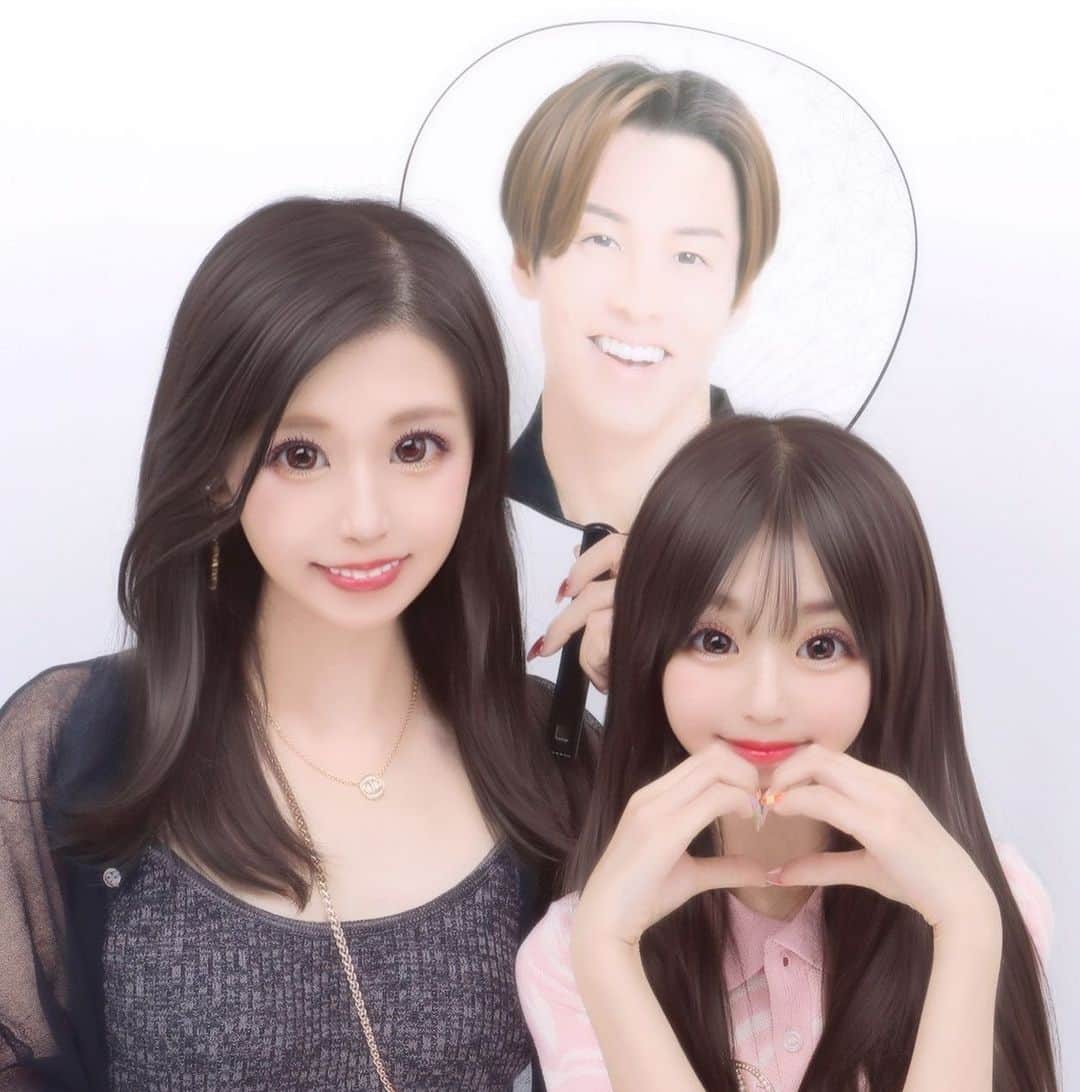 ゆわももチャンネルのインスタグラム：「親子プリクラ❤️ 今日りく様誕生日なので長文書かせていただきます🎂㊗️ りくくん話しているときの表情や言葉、 行動全てから素敵な人だなぁっていうのが滲み出ていて・・・ 今の私にとってすごく救われている存在です。 娘に希望を与えてくれたこともすごく感謝しています。 うつ病になってから前よりさらに、人の内側にある部分、心の部分がすごく見えるというか 伝わってくるようになってて・・・ りくくんはすごい、とてつもなく 人柄がいいんだろうなぁってわかってしまいました。笑 目を見たらわかるよね🥺 アーティストさんって一見キラキラした世界に見えるけれどその裏の努力って本当に半端じゃないと思うし色々な葛藤もありながら人生かけてやっていると 思うんです。（私たちのYouTubeやクリエイター活動、ももわの モデルのこともそうだけれど 活動し続けていくって簡単なことじゃないし、 しがらみのある世界でもあるから表では本当のことを言えないことも多くあるし・・何より いつもファンの方々いてくれてこそ私たちってクリエイターとして存在できてて・・） りくくんがファンの方にもっと恩返ししなくちゃって 言ってくれているのをみると 私にとっては、元気に活動して歌ってくれていることが それでもう恩返しというか ありがとうって一番思えることです。  だから私やももわ、ゆわ、親子としても元気に（今は私はうつ病ありながらだからごめんねだけど） 活動していることが 皆さんの何かのパワーにつながればいいなってそう思います。 りく様の誕生日になんでこんな語ってるの？って感じだけれど 私はこういう人なので笑 基本的にいつも何かしらすっごい考えてて 長文になりすぎるところをみんなが見やすいように できるだけ短くするのに苦戦してる感じ。笑 幸せに過ごせますように。 りくくんの、まっすぐなところが何より素敵で ずっと応援させて頂きます！ そしてそれを見習って頑張っていきます！生きます！  最後に なんと今日じつは、ゆわももチャンネルの誕生日でもあったの！🫶娘の夢を応援したくて始めて、今嫌なニュースとかたくさんある世界だけど、見た人が少しでも平和な気持ちになるよう最初のころからコツコツ、笑顔が増える世界になるように、なんて思いながら続けてきました。 まだ理想のチャンネルにはなっていなくて、歌やダンスも届けられたらなって思ったり、前によく投稿していた 娘たちからのサプライズや泣ける感動の動画も（今も日々なにかしら感激がある）投稿できたらいいな🥺と。 みんなが自分らしく生きれるように私たちも進みます！  私はうつ病になって、単独インスタのほうでは うつ病のかたを救えるように投稿してます！ 悩んでるかた、私が救います😭」