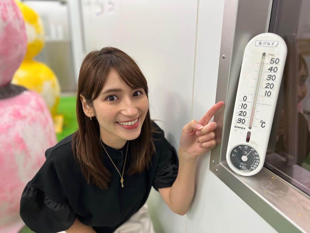 澤田愛美のインスタグラム：「.  きょうは厳しい暑さとなりましたね。 弘前の最高気温を聞いてびっくりしました😳 39.3℃って🫨！！  外は暑いですが、きょうの取材先では ドアの向こうに−5℃の世界が❄️  青森市浪岡交流センターあぴねすでは 「真夏の雪体験！」が開催されています⛄️✨  皆さんも真夏にかまくら、入ってみませんか？😙  .   #ハレのちあした #ニュース #取材 #アナウンサー」