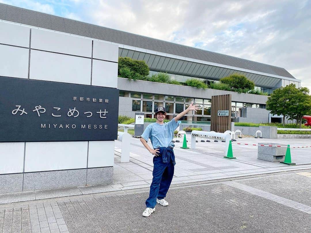 田中純弥さんのインスタグラム写真 - (田中純弥Instagram)「京都みやこめっせ個展！ 1日目終わりましたー😆 来てくれてありがとー✨ 今日は京都の友達の丸と軽くお好み焼き食べてから明日の作業して寝ます🤣 明日また待ってるよー😆」8月10日 21時35分 - junya_tanaka713