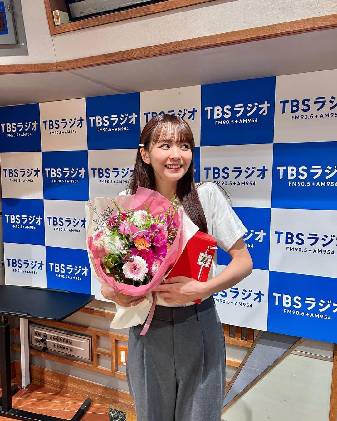 宮崎由加さんのインスタグラム写真 - (宮崎由加Instagram)「一輪挿しの花瓶に2本お花を飾るなら 長さを変えると良い感じになるらしい◎ ⁡ 今日も一日お疲れさま💌 ⁡ ⁡」8月10日 21時35分 - yuka_miyazaki.official