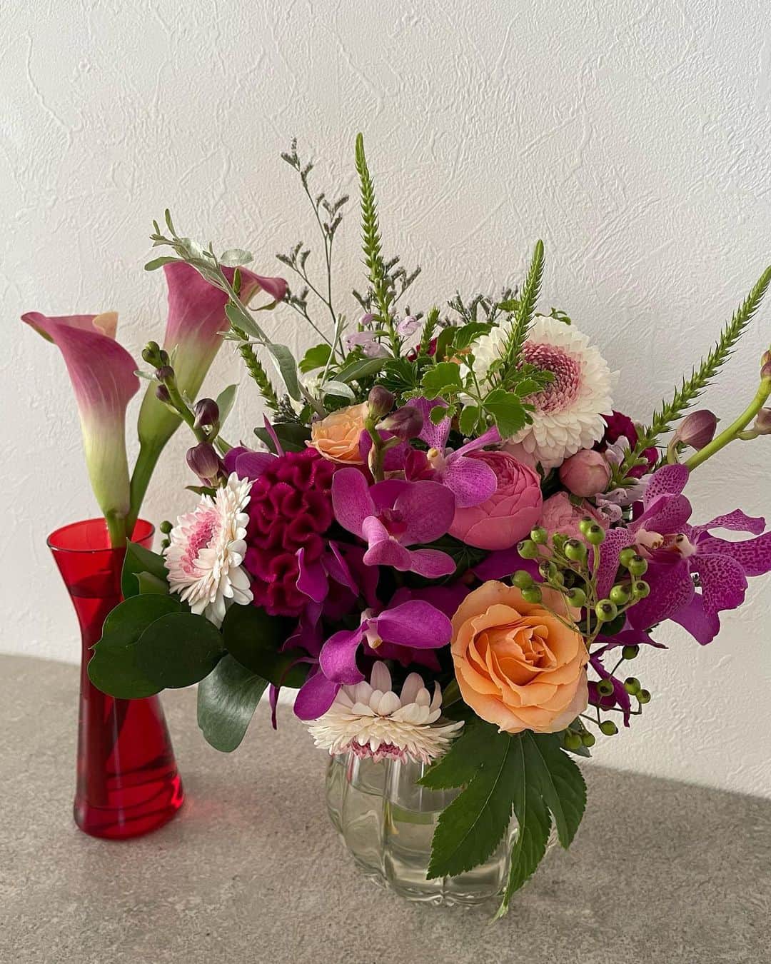 宮崎由加さんのインスタグラム写真 - (宮崎由加Instagram)「一輪挿しの花瓶に2本お花を飾るなら 長さを変えると良い感じになるらしい◎ ⁡ 今日も一日お疲れさま💌 ⁡ ⁡」8月10日 21時35分 - yuka_miyazaki.official