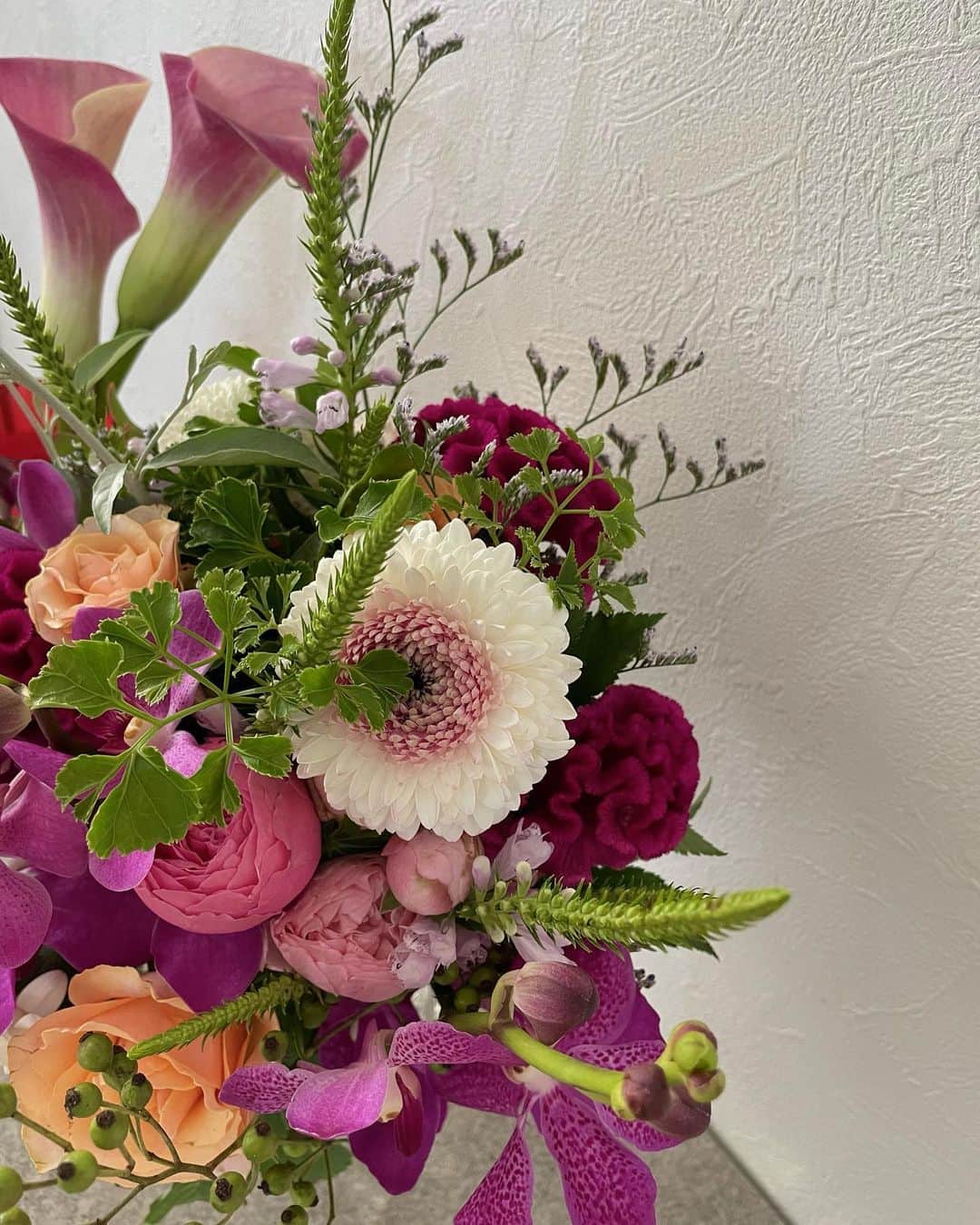 宮崎由加のインスタグラム：「一輪挿しの花瓶に2本お花を飾るなら 長さを変えると良い感じになるらしい◎ ⁡ 今日も一日お疲れさま💌 ⁡ ⁡」