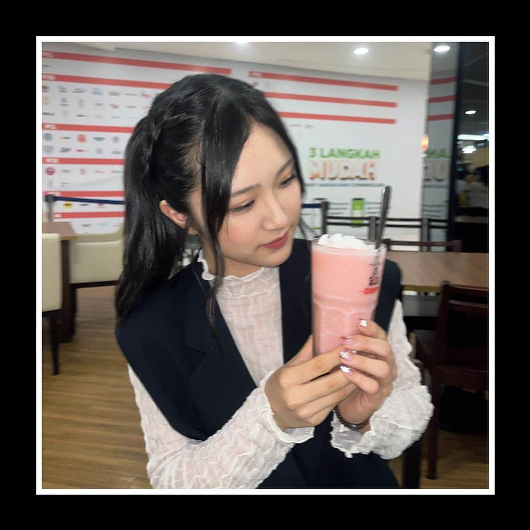 芳野心咲のインスタグラム：「🥥  ココナッツジュース  Coconut juice🍹𓈒𓂂𓏸  ・  ・  ・  ・  ・  #idol #アイドル #あいどる #NMB48 #nmb #07line #08line #ootd #oufit #Japan #15歳 #芳野心咲 #ココナッツ  #ココナッツジュース #Coconut  #coconutjuice  #Indonesia #Jakarta #trip」