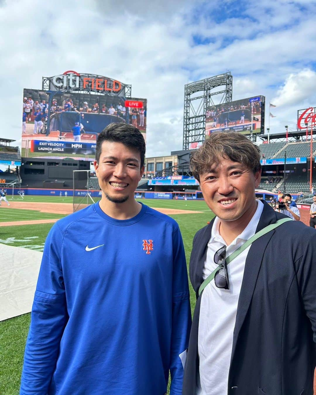 内川聖一のインスタグラム：「アナハイムからニューヨークへ飛びこの選手に会ってきました😊  ニューヨークメッツの千賀滉大投手です。  ８日に登板予定と記事を見てちょうど日程と被ると楽しみにしてたんですが、まさかの現地時間ではなく日本時間でした😂  登板日なら黙って行こうと思ってたんですが、前日勝ち投手にもなりましたし顔が見れるならと連絡させてもらったらパスを出してくれて、グラウンドレベルで再会でき登板した彼にしか分からない感覚を話してくれました☺️  千賀ありがとう☺️  これからも応援してます👍  #MLB #千賀滉大 選手 @kodai_senga_  #ニューヨークメッツ #NewYorkMets #CityField #大分bリングス #内川聖一」