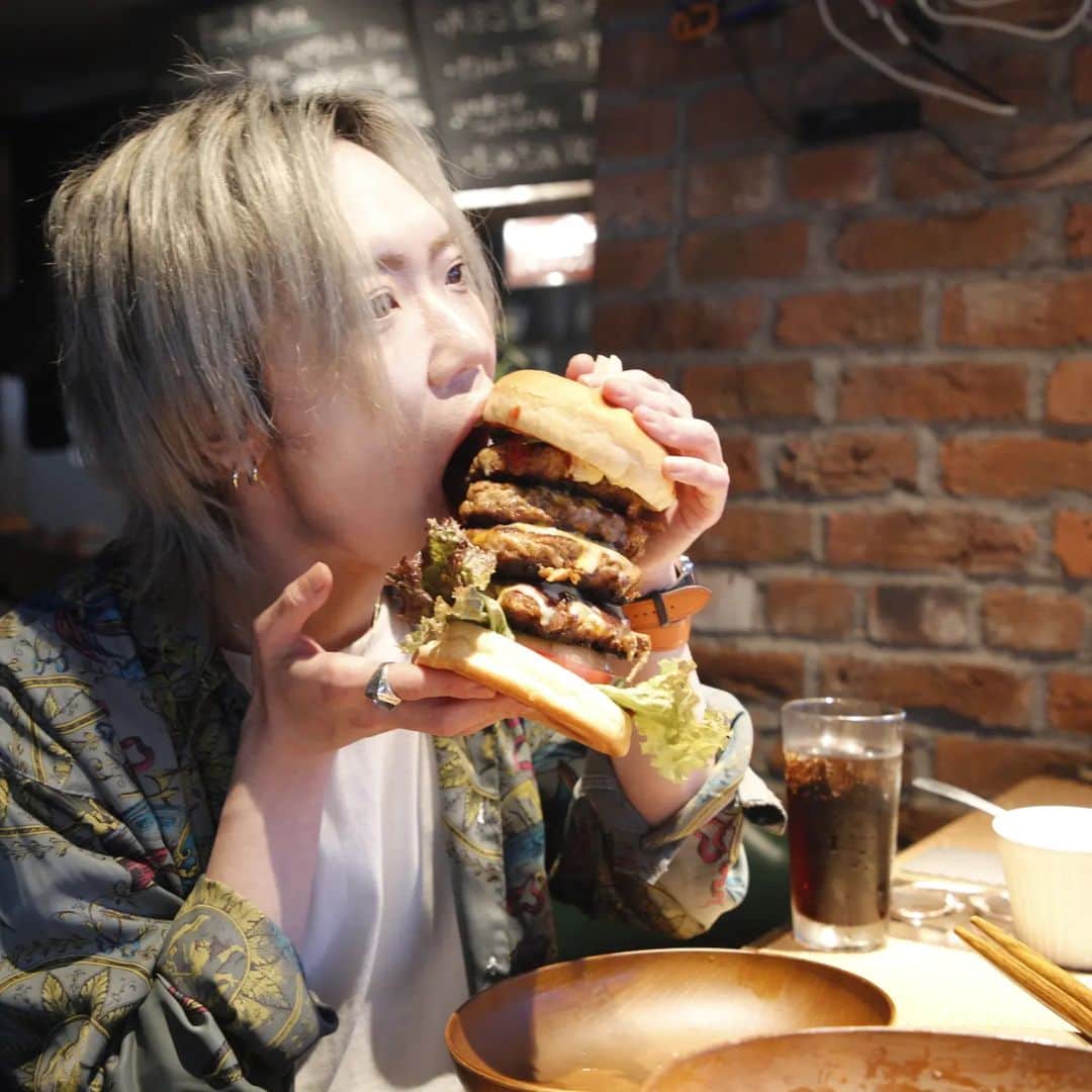 のインスタグラム：「プライベートでバーガーを食べる人 #ハンバーガー #下北沢 #sandwich」