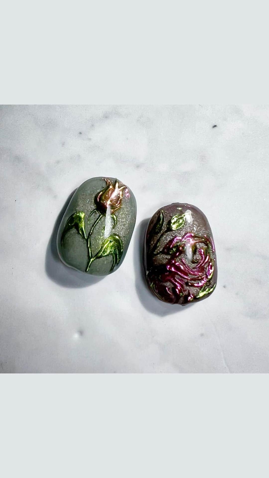 なかやまちえこのインスタグラム：「PREGEL8月の新色を使ってサロンワークに使えるネイルアート🍁⠀ ⠀ #nail #nails #nailart #ネイル #美甲 #ネイルアート  #japanesenailart #manucure #japanesenails #manicurist #gelnails #أظافر #네일아트 #미용  #เพ้นท์เล็บ #artedeuñas #เพ้นท์เล็บเจล #ジェルネイルデザイン #ネイルデザイン #nagelkunst #ニュアンスネイル #秋ネイル #autumnnail  #ミラーネイル #mirrornails #マグネットネイル #magneticnails」