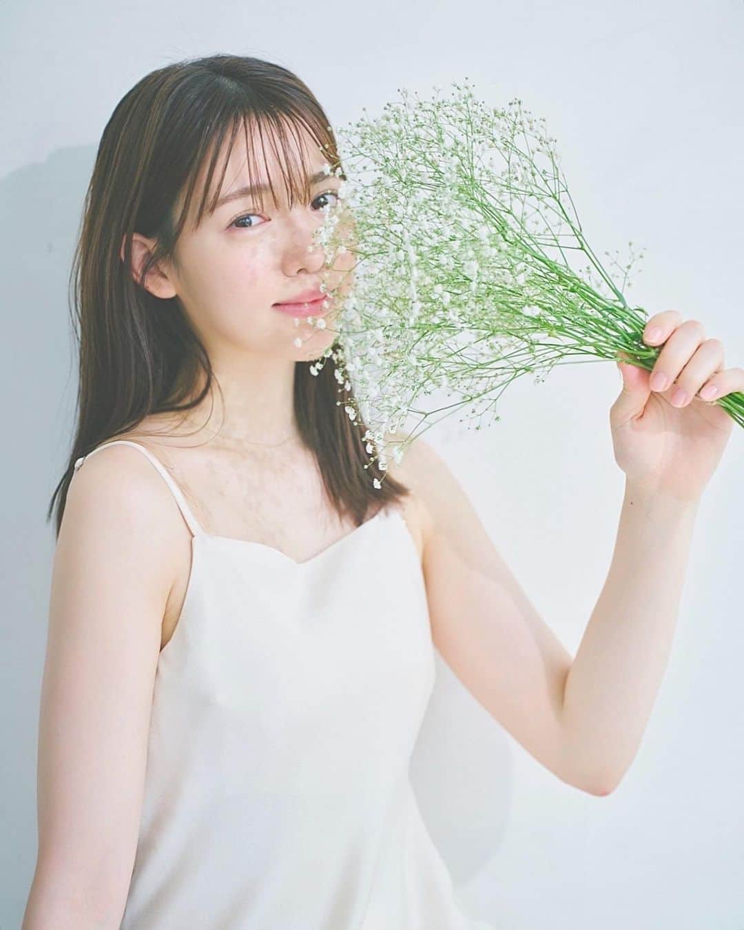 のインスタグラム：「. 「運上弘菜 卒業コンサート 〜WHITE〜」 グッズ事前予約販売がスタートしました.  私のお気に入りはスマホリングです! ぜひチェックしてね🕊」