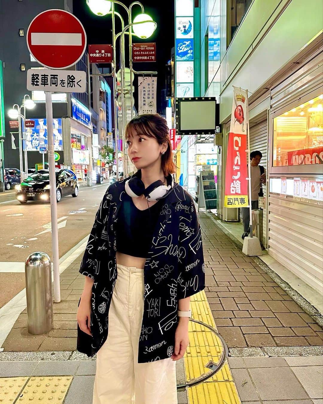 YUMIのインスタグラム：「. @melogappa_official さんの グッズのシャツを早速着ました✨😆  XLできてるんやけど、オーバーサイズも可愛い☺️  ラジオの放送後なので、肩にかけてるのは ゲーミングヘッドセット🎧🎮😂  マイクついてるのウケる  #melogappa#ゲーミングヘッドセット #オーバーサイズ#メンズライク」