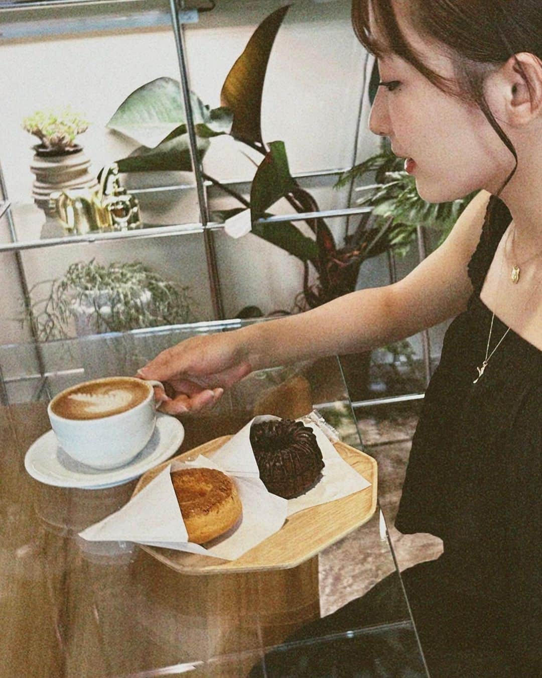 石川翔鈴のインスタグラム：「. お仕事の合間にマネージャーさんと 以前から少し気になっていたカフェに🤭🍩☕️  👗 @cherimi_official」