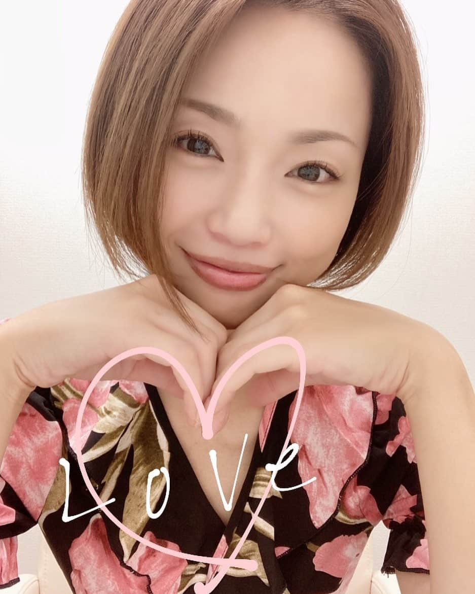 かすみりさのインスタグラム：「🐰💕 ． 本日、8月10日はハートの日❤️ ． #ハートの日 #ハート #愛情 #幸福 #heart #love #happiness #smile #happy #peace #❤️ #💖」