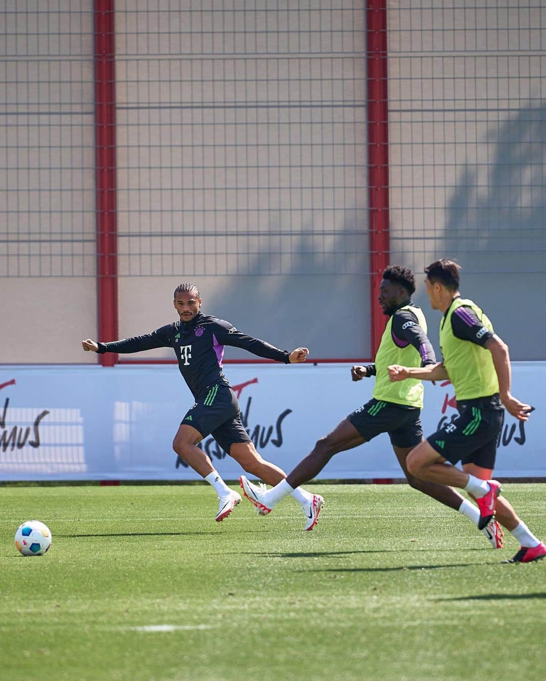 バイエルン・ミュンヘンさんのインスタグラム写真 - (バイエルン・ミュンヘンInstagram)「The sun is beaming down in Munich as #Supercup preparations begin 🏃⚽️💪 #packmas #MiaSanMia #FCBayern」8月10日 21時56分 - fcbayern