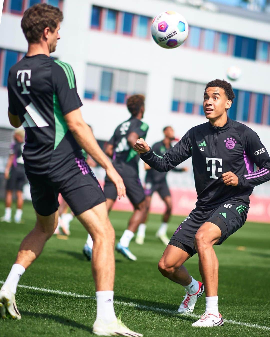 バイエルン・ミュンヘンさんのインスタグラム写真 - (バイエルン・ミュンヘンInstagram)「The sun is beaming down in Munich as #Supercup preparations begin 🏃⚽️💪 #packmas #MiaSanMia #FCBayern」8月10日 21時56分 - fcbayern