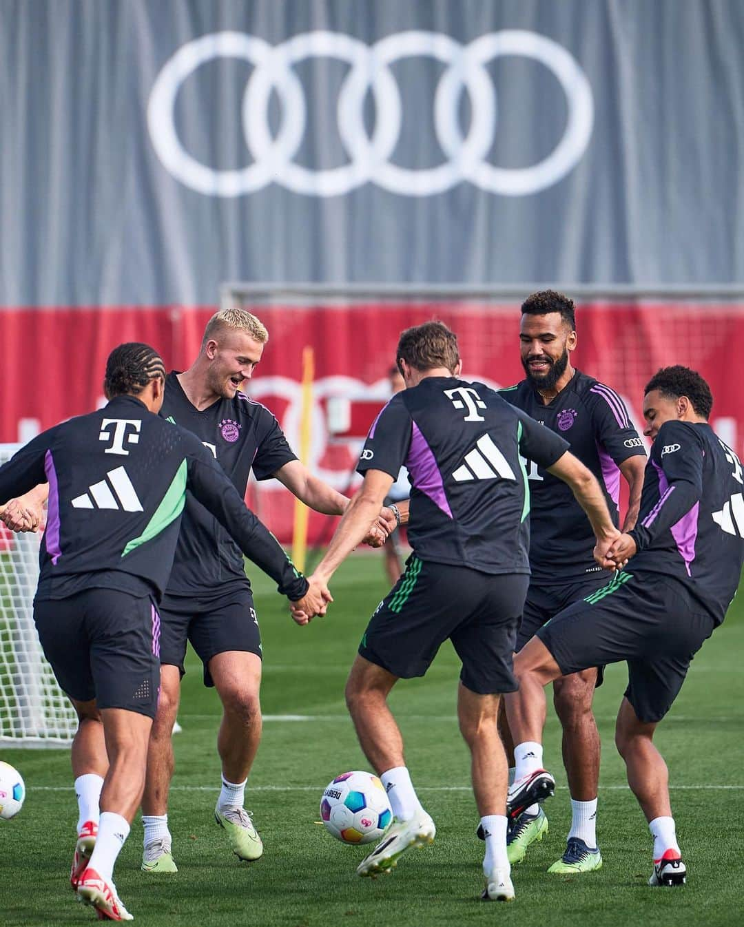 バイエルン・ミュンヘンさんのインスタグラム写真 - (バイエルン・ミュンヘンInstagram)「The sun is beaming down in Munich as #Supercup preparations begin 🏃⚽️💪 #packmas #MiaSanMia #FCBayern」8月10日 21時56分 - fcbayern