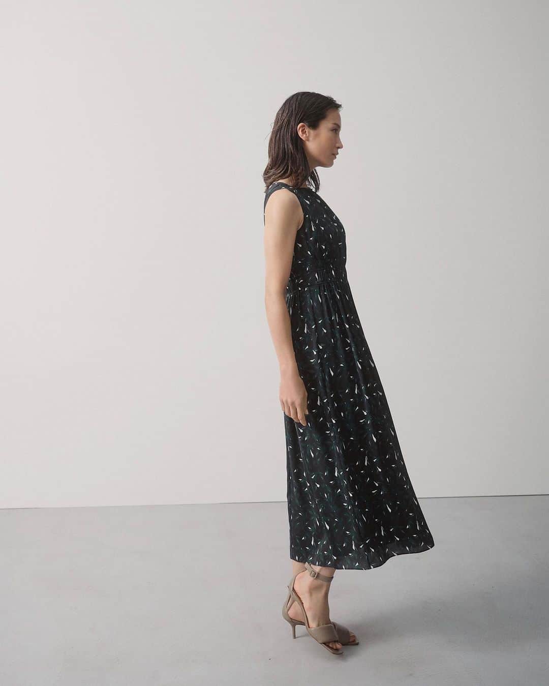 Theory luxe official account.のインスタグラム：「［FALL 2023 COLLECTION -August-］  一枚でサマになるスリーブレスドレスは、落ち着いた秋色でまとめたオリジナルプリントがインパクト大。 ヨーク下からたっぷりとギャザーが入り、しなやかなドレープとソフトなバックサテンの素材感を最大限に生かしたデザインに。  フェミニンなフィット＆フレアのシルエットは、スタイルアップ効果も発揮してくれます。  #theoryluxe #セオリーリュクス #ワンピース #秋カラー #柄ワンピース #ワントーンコーディネート #夏コーデ #晩夏コーデ #秋コーデ」