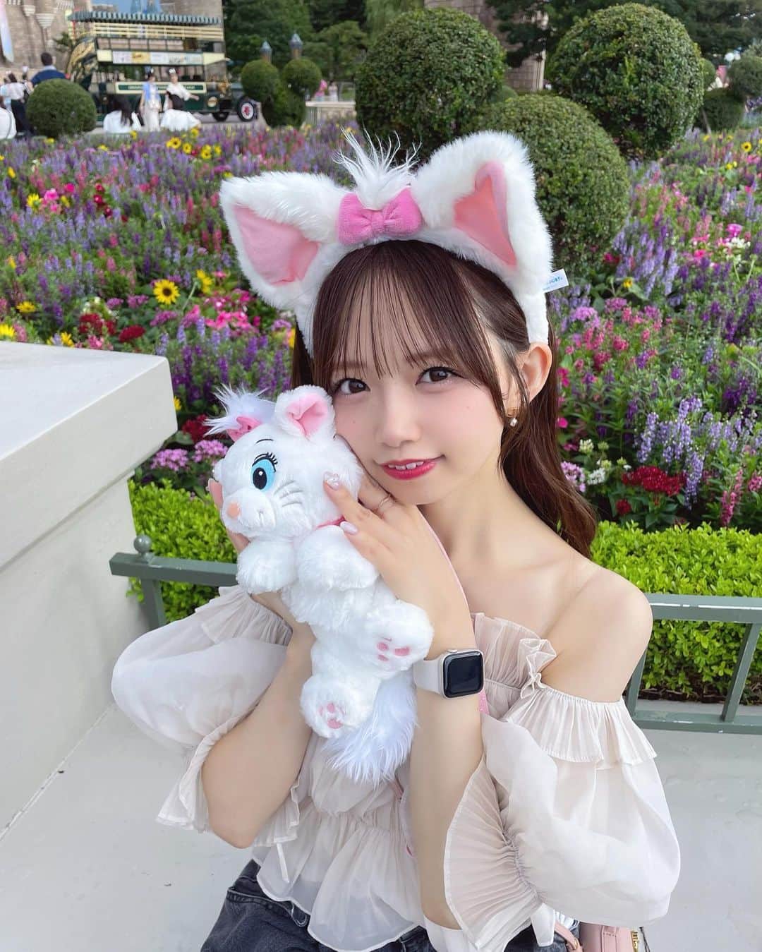 畑美紗起のインスタグラム：「マリーちゃん似合ってる？🐈🎀ﾓﾌﾓﾌ  ずーーっとマリーちゃんしたかったの🤍 マリーちゃんの耳もショルダーも もふもふでかわいくてお気に入りだよ☁️🌸💕  ちなみなApple Watchはぜんぜん使いこなせてないよ😅  #畑美紗起 #コーデ #夏コーデ #コーディネート #夏 #ファッション #ファッションコーデ #デニムコーデ #スナイデル #夏服 #ブラウス #私服 #マリーちゃん #今日のコーデ #ディズニー #ディズニーコーデ #今日の服 #マリーちゃんコーデ #マリーちゃんバウンド #fashion #snidel #blouse #me #shooting #fashionblogger #fashionista #ootd #japanesegirl #coordinate #fashionista」