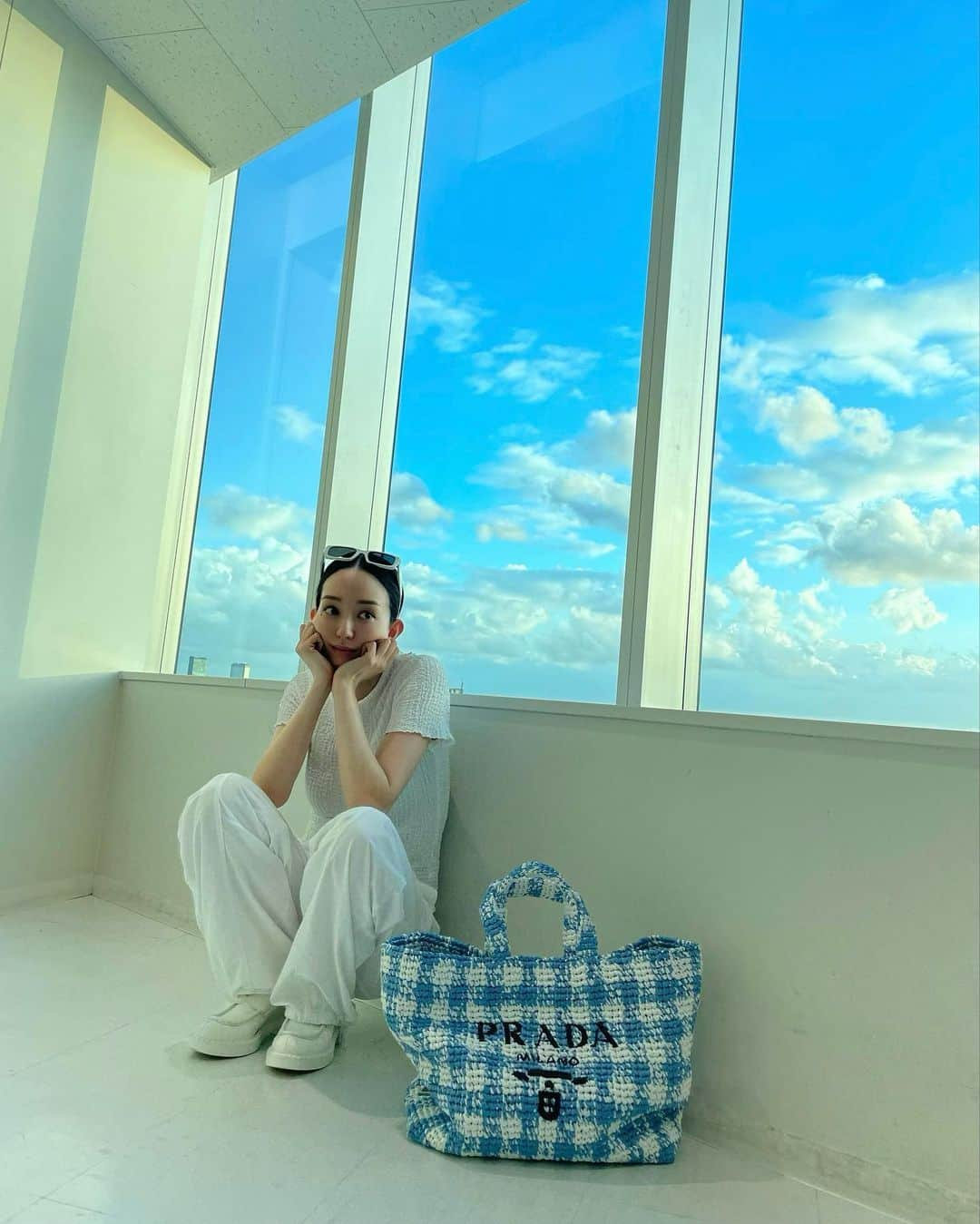 松島花さんのインスタグラム写真 - (松島花Instagram)「: ☁️🩵☁️🩵 青空がキレイだったので😲 お仕事終わりにマネージャーさんに 私服を撮ってもらいました🤳🏻 : 台風が心配ですが、皆さん、 良いお盆休みを過ごしてください。 : #SeaBeyond #prada  #ootd #outfit #花私服」8月10日 21時57分 - hana_matsushima_official