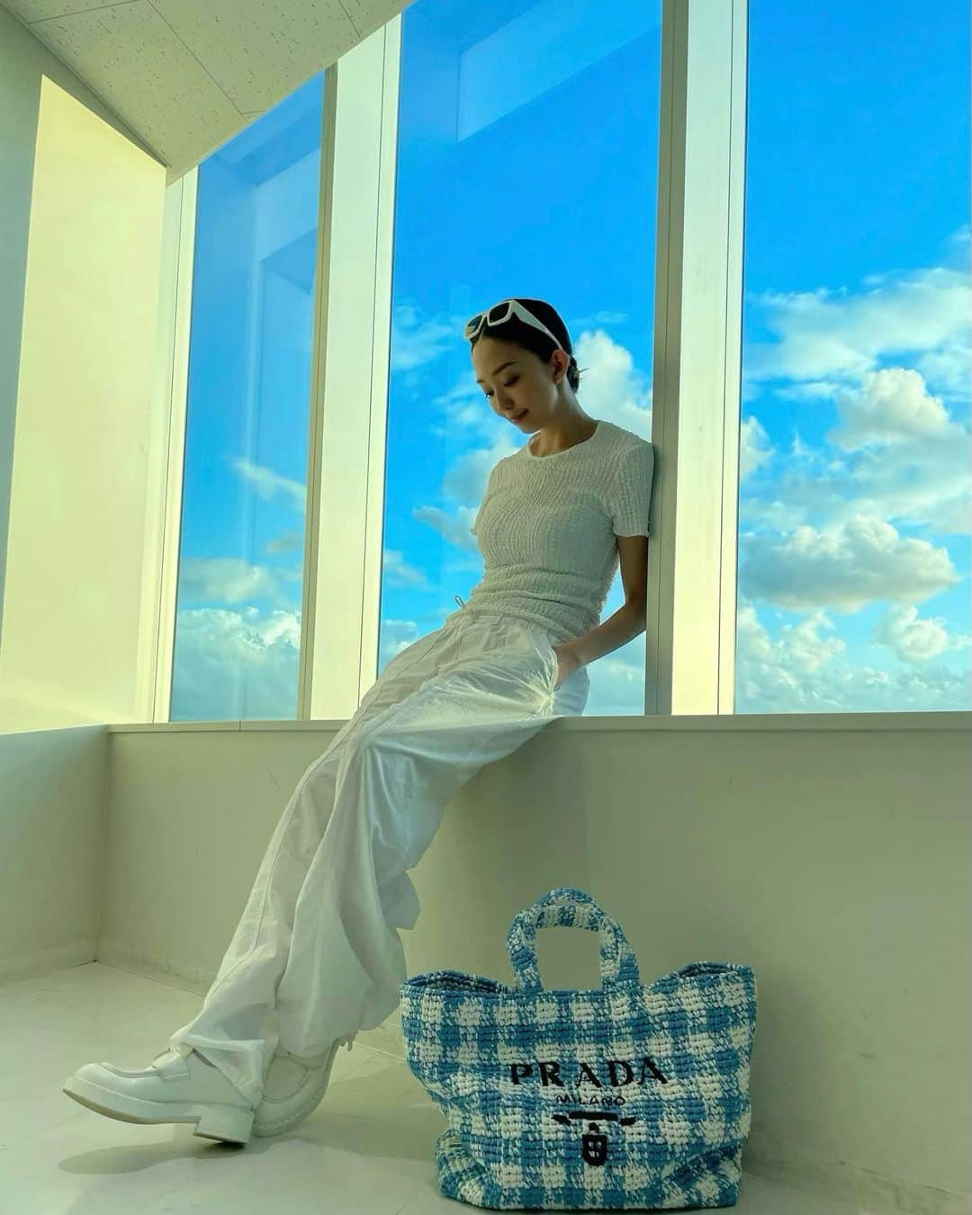 松島花さんのインスタグラム写真 - (松島花Instagram)「: ☁️🩵☁️🩵 青空がキレイだったので😲 お仕事終わりにマネージャーさんに 私服を撮ってもらいました🤳🏻 : 台風が心配ですが、皆さん、 良いお盆休みを過ごしてください。 : #SeaBeyond #prada  #ootd #outfit #花私服」8月10日 21時57分 - hana_matsushima_official