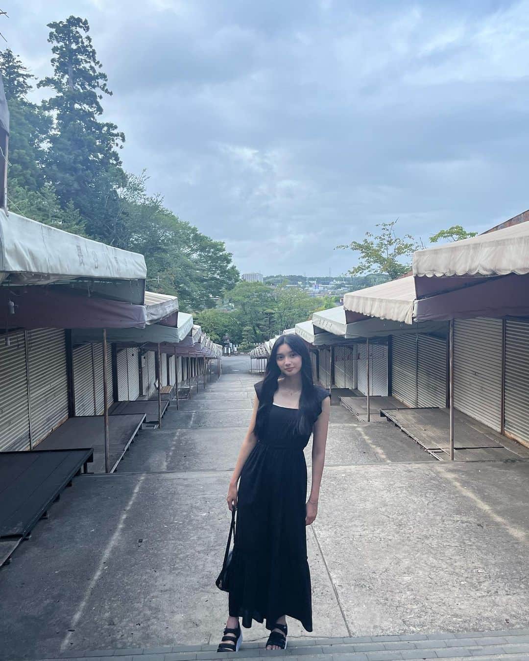 のインスタグラム：「・ 平日で、閉園ギリギリだったので人が全くいなかった〰️  フリルティアードサロペット🙌 肩のところフリルですごく可愛いくないですか🫶 着やすくて最高です🎶」