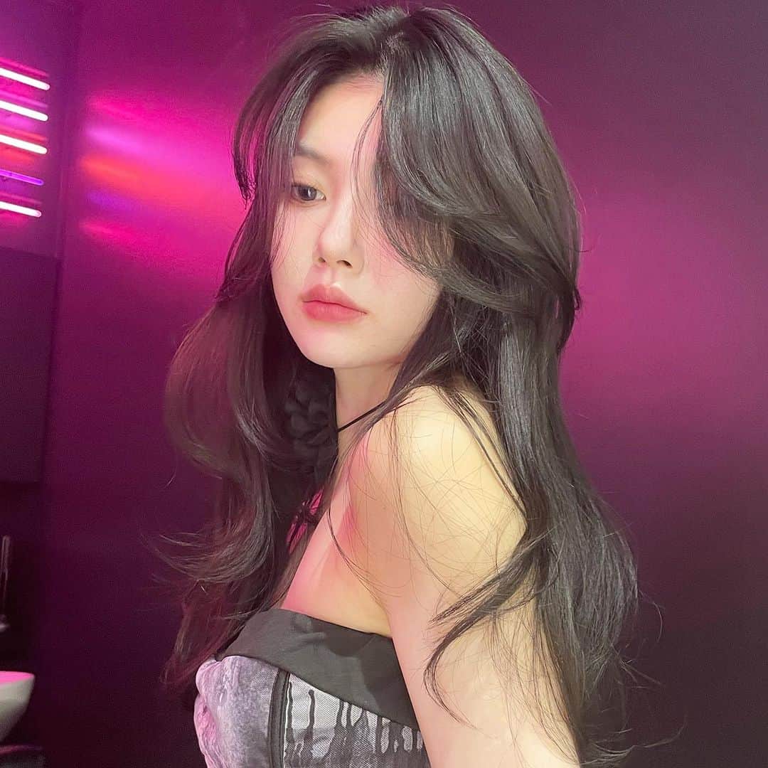 原涼香のインスタグラム：「🩷🆕今やりたい韓国レイヤーロング🆕🩷 夏は軽やかなレイヤースタイルがトレンドですദ്ദി‪- ·̫ - ̳ ㅤㅤㅤㅤㅤㅤㅤㅤㅤㅤㅤㅤㅤ 🎀韓国HAIR STYLE menu... ㅤㅤㅤㅤㅤㅤㅤㅤㅤㅤㅤㅤㅤ ☑︎カット 巻いても巻かなくても可愛いこだわりレイヤーカット♡ ちょー簡単にセットできます🫶🏻✔️  ☑︎プレミアムケアカラー 透明感バツグンカラーが得意です♡ ㅤㅤㅤㅤㅤㅤㅤㅤㅤㅤㅤㅤㅤ ☑︎HITAトリートメント 韓国人みたいなツヤ髪はトリートメントがマスト♡  ㅤㅤㅤㅤㅤㅤㅤㅤㅤㅤㅤㅤㅤ ご予約はリンクから🫶🏻🔗 ㅤㅤㅤㅤㅤㅤㅤㅤㅤㅤㅤㅤㅤㅤㅤㅤㅤㅤㅤㅤㅤㅤㅤㅤㅤㅤ ㅤㅤㅤㅤㅤㅤㅤㅤㅤㅤㅤㅤㅤ  #SHIMA#韓国ヘア#韓国スタイル#レイヤーカット#ワンホンヘア#ワンホン#ダークトーン#網紅#初カラー#暗髪#ベージュカラー#ラベンダーカラー#グレージュ#オリーブカラー#透明感カラー#銀座美容院#銀座美容室#美容師#시스루뱅#레이어드컷#koreanhair」