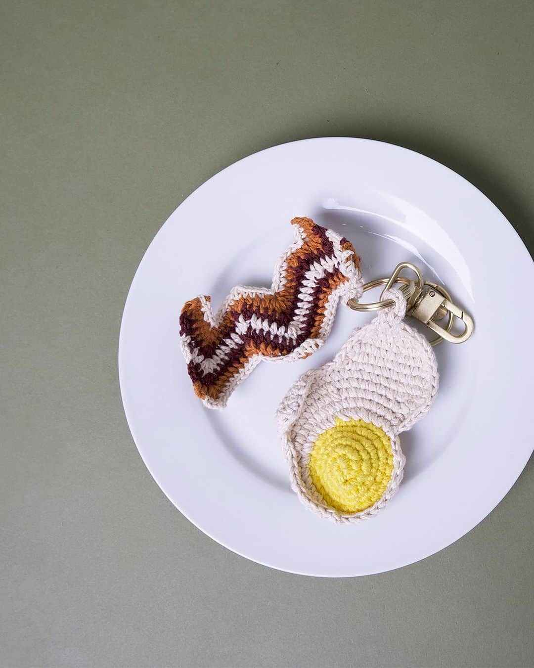 ジャマンピュエッシュさんのインスタグラム写真 - (ジャマンピュエッシュInstagram)「A piece of art on your plate. Discover now our new collection of hand-crocheted accessories. #jaminpuech #keychain #crochet #baconlovers #englishbreakfast」8月10日 21時55分 - jaminpuech