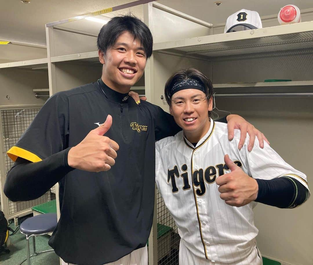 阪神タイガースさんのインスタグラム写真 - (阪神タイガースInstagram)「6勝目をあげた#才木浩人 選手と#梅野隆太郎 選手のバッテリー！ #阪神タイガース  #伝統の一戦  #JERAセリーグ #ARE」8月10日 22時04分 - hanshintigers_official