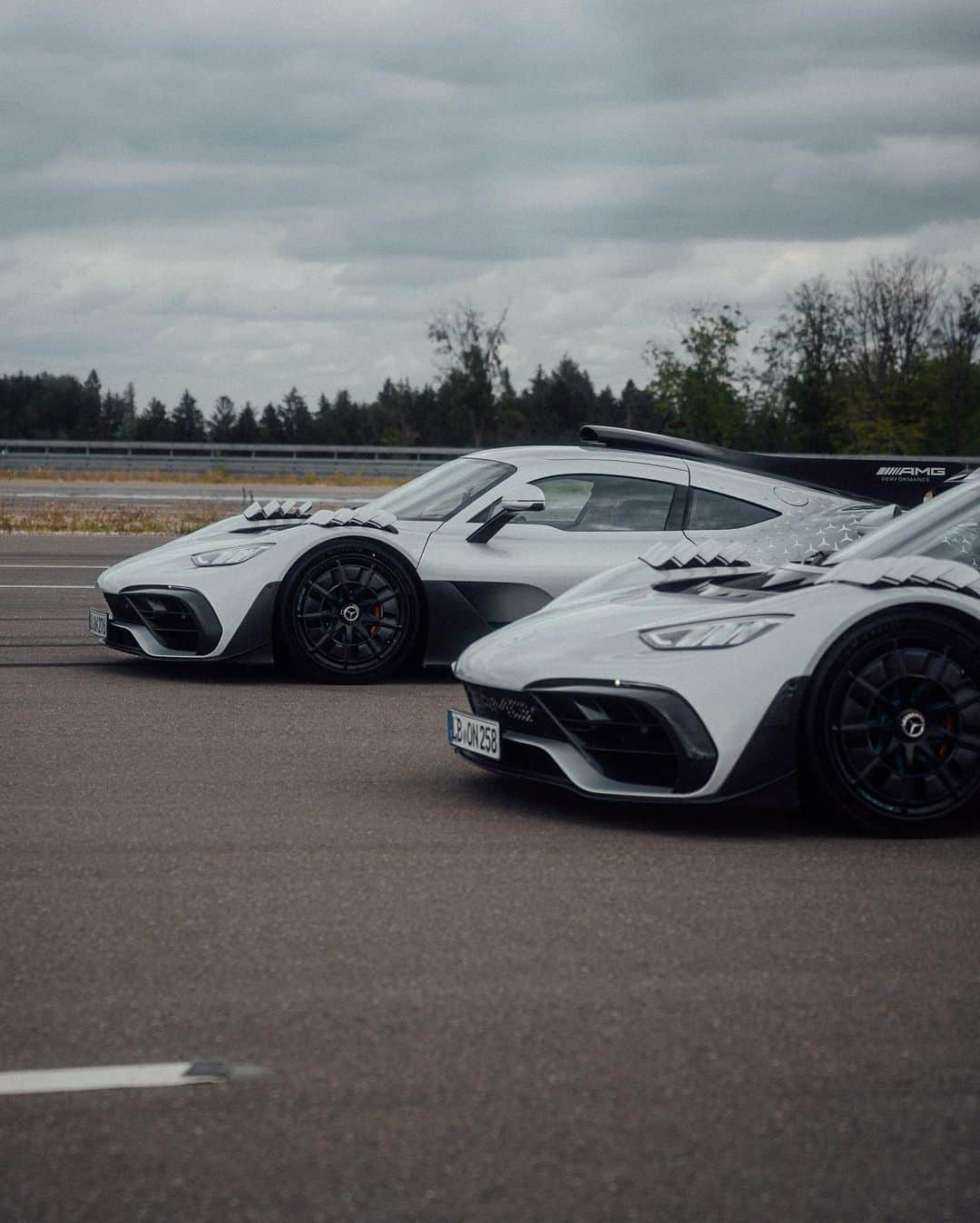 MERCEDES AMG PETRONASさんのインスタグラム写真 - (MERCEDES AMG PETRONASInstagram)「Lewis and George take on the ultimate playground. 🙌  #WorldsFastestFamily #MercedesAMG #AMG #AMGSpirit #AMGThrill」8月10日 22時05分 - mercedesamgf1