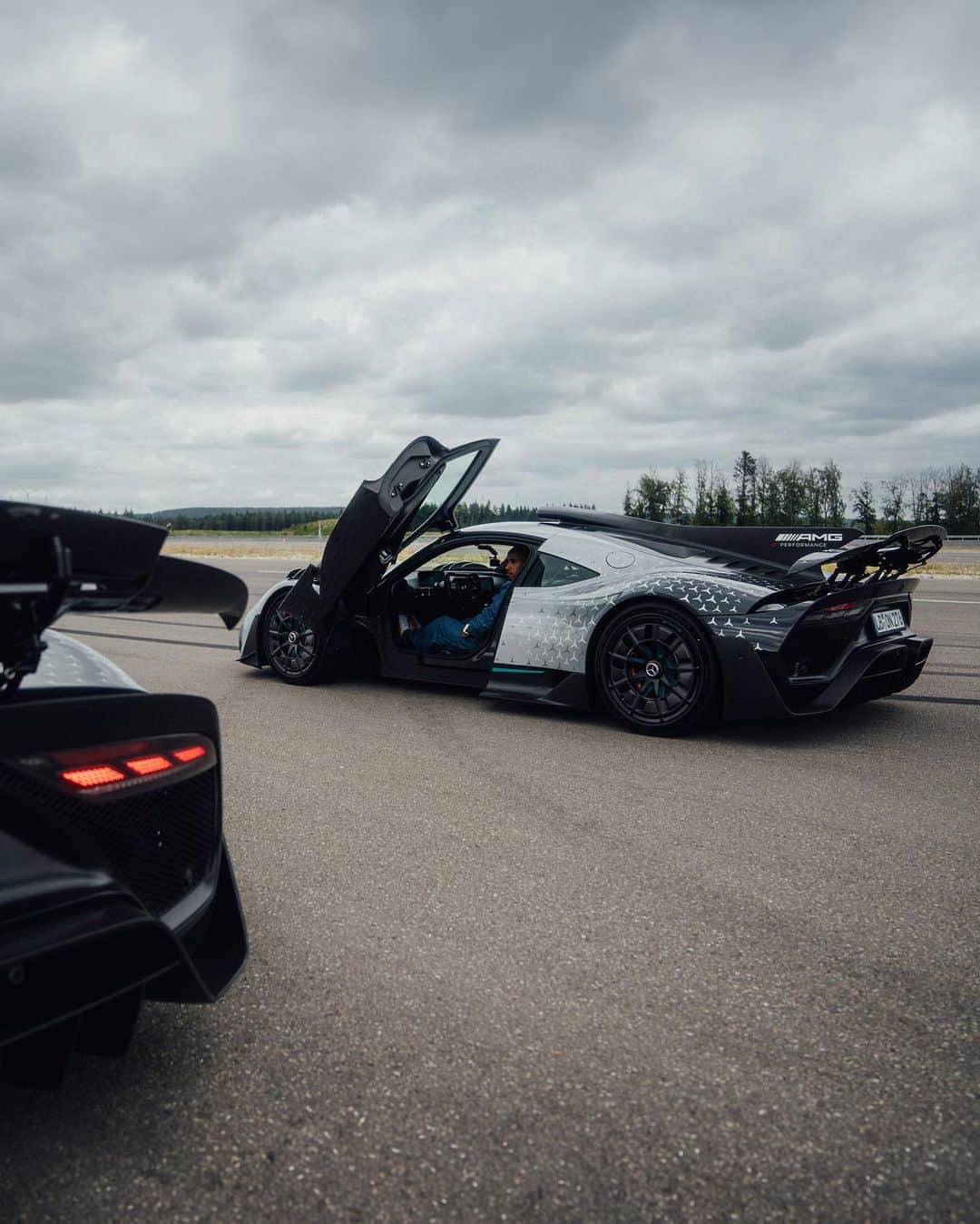 MERCEDES AMG PETRONASさんのインスタグラム写真 - (MERCEDES AMG PETRONASInstagram)「Lewis and George take on the ultimate playground. 🙌  #WorldsFastestFamily #MercedesAMG #AMG #AMGSpirit #AMGThrill」8月10日 22時05分 - mercedesamgf1