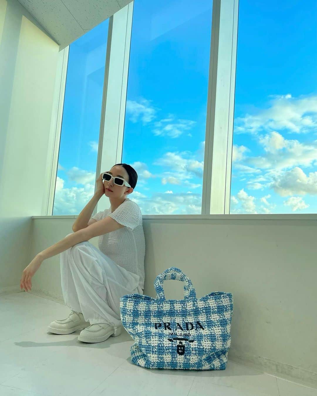 松島花のインスタグラム：「: ☁️🩵☁️🩵 青空がキレイだったので😲 お仕事終わりにマネージャーさんに 私服を撮ってもらいました🤳🏻 : 台風が心配ですが、皆さん、 良いお盆休みを過ごしてください。 : #SeaBeyond #prada  #ootd #outfit #花私服」