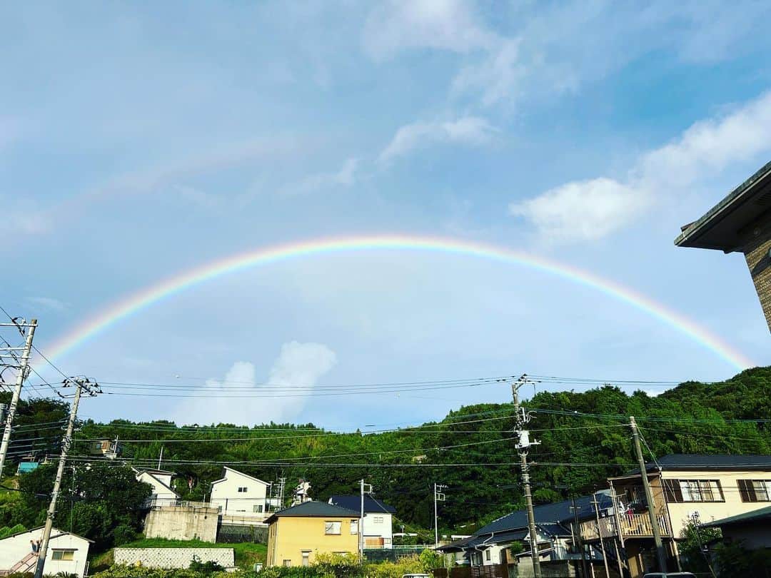 鈴木奈央のインスタグラム：「. . とっても綺麗な虹🌈 なにか良いこと起きそうな予感🧸💭 . 🌈✨💖❤️‍🔥🍀 .」