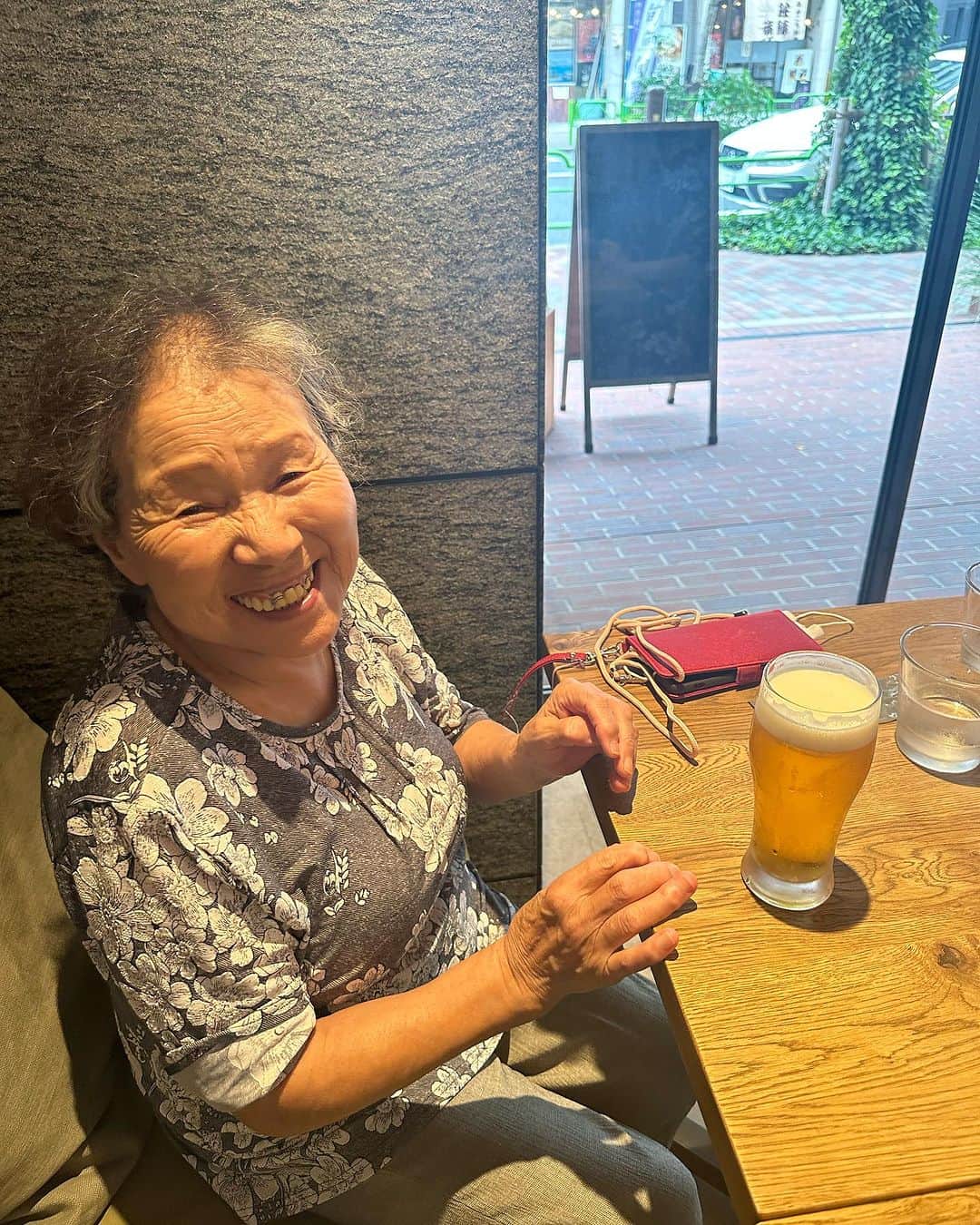 りーまるさんのインスタグラム写真 - (りーまるInstagram)「📍東京ディズニーシー 86歳のおばあちゃんと、 お揃いコーデして行きました🐭♡  宮城県の田舎に住んでるおばあちゃん。  どこを見ても 「綺麗だなぁ〜👵」 と目をキラキラさせてて、 とても可愛かった✨  特にマーメイドラグーンがお気に入りみたいで、 ずーっとニコニコしておりました🧜🩵  みんなで見た夜のショー「ビリーブ」も 最高でして、 とてもいい休日でした🥰🌻  #夏ディズニー #ディズニーコーデ夏  #ディズニーシーコーデ  #ディズニーコーディネート #おばあちゃんと孫　 #家族ディズニー #家族ディズニーコーデ  #りーまるコーデ   -————————————— 【8月の撮影依頼お待ちしてます📷】 @riii_maru162cm  DMにて詳細よろしくお願いします。 動画、スチール実績は プロフィールよりご確認ください💐 ———————————————— ・ ・ ・ #広告モデル #CMモデル  ・ ・ ・  #広告撮影#東京モデル#フリーモデル東京 #親子モデル #アラサーモデル#りーまる#モデルさんと繋がりたい#ファミリー撮影#プロモーション動画 #プロモーション撮影 #コマーシャルモデル#ママモデル#女性モデル#俳優モデル#30代モデル#ミセスモデル#ホテル撮影#プロモーション撮影」8月10日 21時58分 - riii_maru162cm
