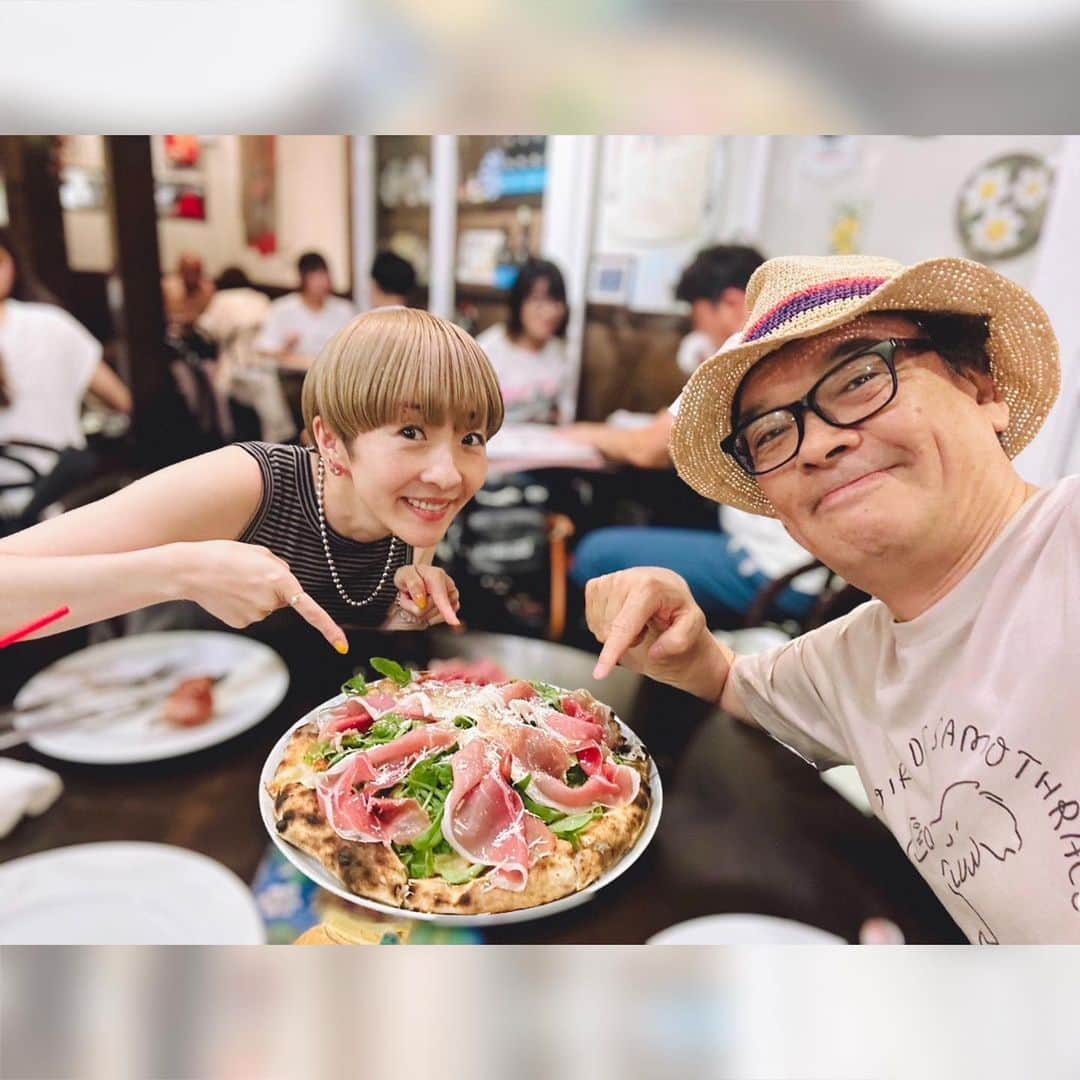 小此木まりさんのインスタグラム写真 - (小此木まりInstagram)「🍕  #まりあっき  新曲プリプロDAY！  森さんと音楽をつくれる人生 最高のギフトです！！！  森さんのやわらかな心に たくさんのことを教えていただいています。 大好き、森さん。 感謝です！！！  森さんの曲に わたしが歌詞をかきました新曲は  《Singin’  in the moonlight tour 2023》 TOKYO FINAL❤️‍🔥 🌕8月24日(木)・25日(金) 🌕BLUES  ALLEY JAPAN 🌕OPEN 18:00／START 19:00 🌕¥6,500  にて初披露予定(ドキドキ)  みんなで心ときほぐし 本氣でJOYする #まりあっき LIVE  ご来場お待ちしています💕  #まりあっき #もりすずっき  #亜季緒  @utautai.akio917  #小此木麻里  @mariokonogi  #森俊之 さん  @toshiyuki_mori_official  #鈴木英俊 さん #音楽  #新曲 #🍬 #おいしい  #ピザ ❤️‍🔥 #幸せ #感謝 ✨ #🍕」8月10日 22時00分 - mariokonogi