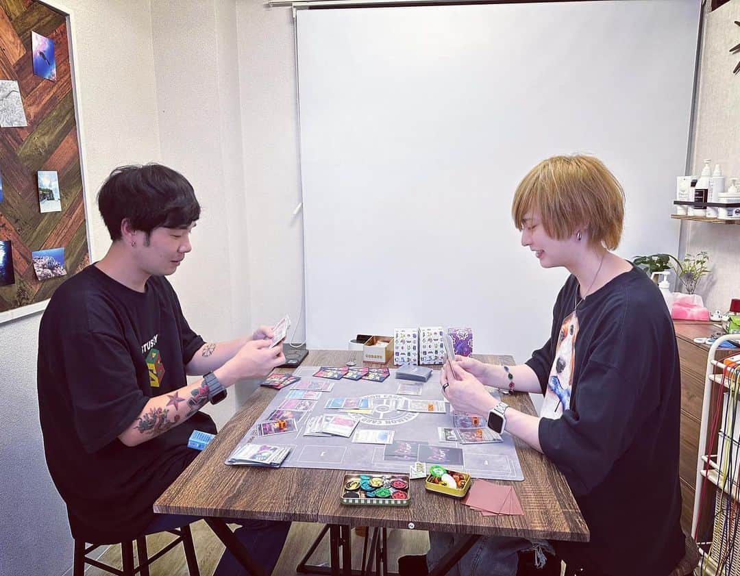 ゆーちゃそ王子のインスタグラム：「Saucy Dogあっきーとポケカ！ 毎回ちゃんと強くなってる👍 ・ ・ ・ ・ ・ #ポケモンカード #ポケカ #pokemoncards #saucydog #サウシードッグ #サウシー」