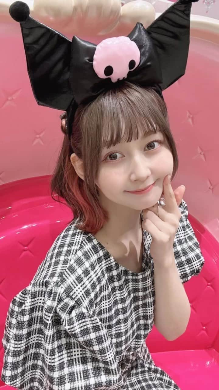 金久保マユ（ぼんぼん）のインスタグラム：「めちゃくちゃ久しぶりにサンリオピューロランド行ってきました✌︎くろみちゃんの耳🖤 　　  #ピューロランド#クロミ#クロミちゃん#ハーフツイン#多摩センター#映え#インナーカラー#夏#派手髪#カジュアル #ショートカット#お洒落#カフェ#垢抜け#きょコ#パーカー#秋服#映え#カメラ好きな人と繋がりたい#被写体#ヘアアレンジ#イメチェン」