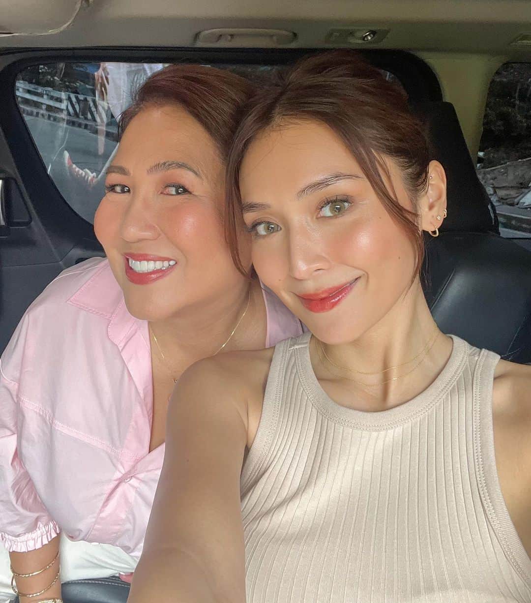 Kathryn Bernardoのインスタグラム：「Work day with ze mother! 🤭😆」