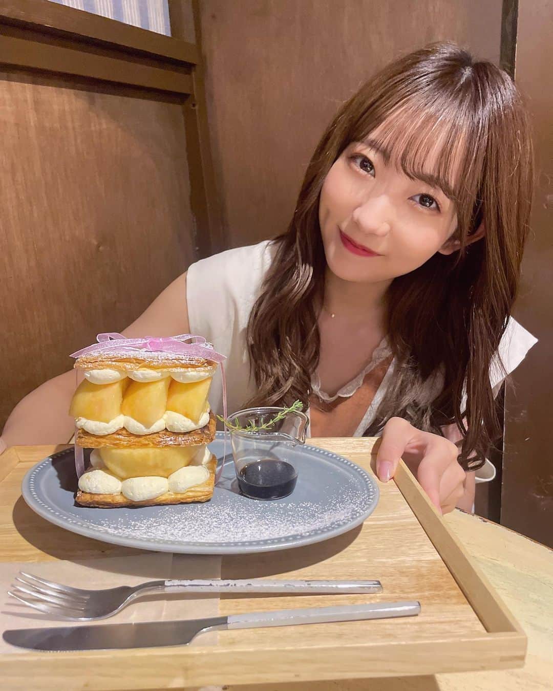 夏川愛実さんのインスタグラム写真 - (夏川愛実Instagram)「⁡ ⁡ 桃いっぱい食べた日🍑❤️ ⁡ ⁡ #キョーヨカ#だから今日がよかったと思える。 #桃のミルフィーユ  #大須#ダークブラウン#暗髪ヘア #ロングヘア#エクステ#ヘアカラー#暗髪カラー #ヘアアレンジ#夏コーデ#淡色女子#淡色コーデ #148cm#f4f#いいね返し#l4l#フォロバ ⁡ ⁡ ⁡ ⁡」8月10日 22時04分 - ami_natsukawa