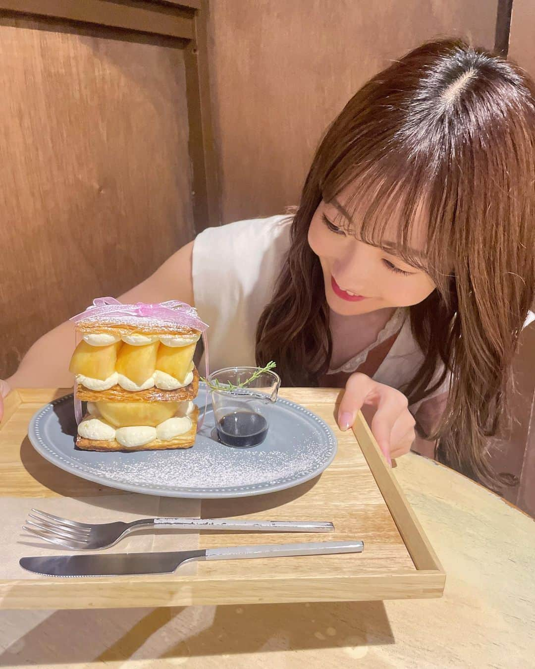 夏川愛実のインスタグラム：「⁡ ⁡ 桃いっぱい食べた日🍑❤️ ⁡ ⁡ #キョーヨカ#だから今日がよかったと思える。 #桃のミルフィーユ  #大須#ダークブラウン#暗髪ヘア #ロングヘア#エクステ#ヘアカラー#暗髪カラー #ヘアアレンジ#夏コーデ#淡色女子#淡色コーデ #148cm#f4f#いいね返し#l4l#フォロバ ⁡ ⁡ ⁡ ⁡」