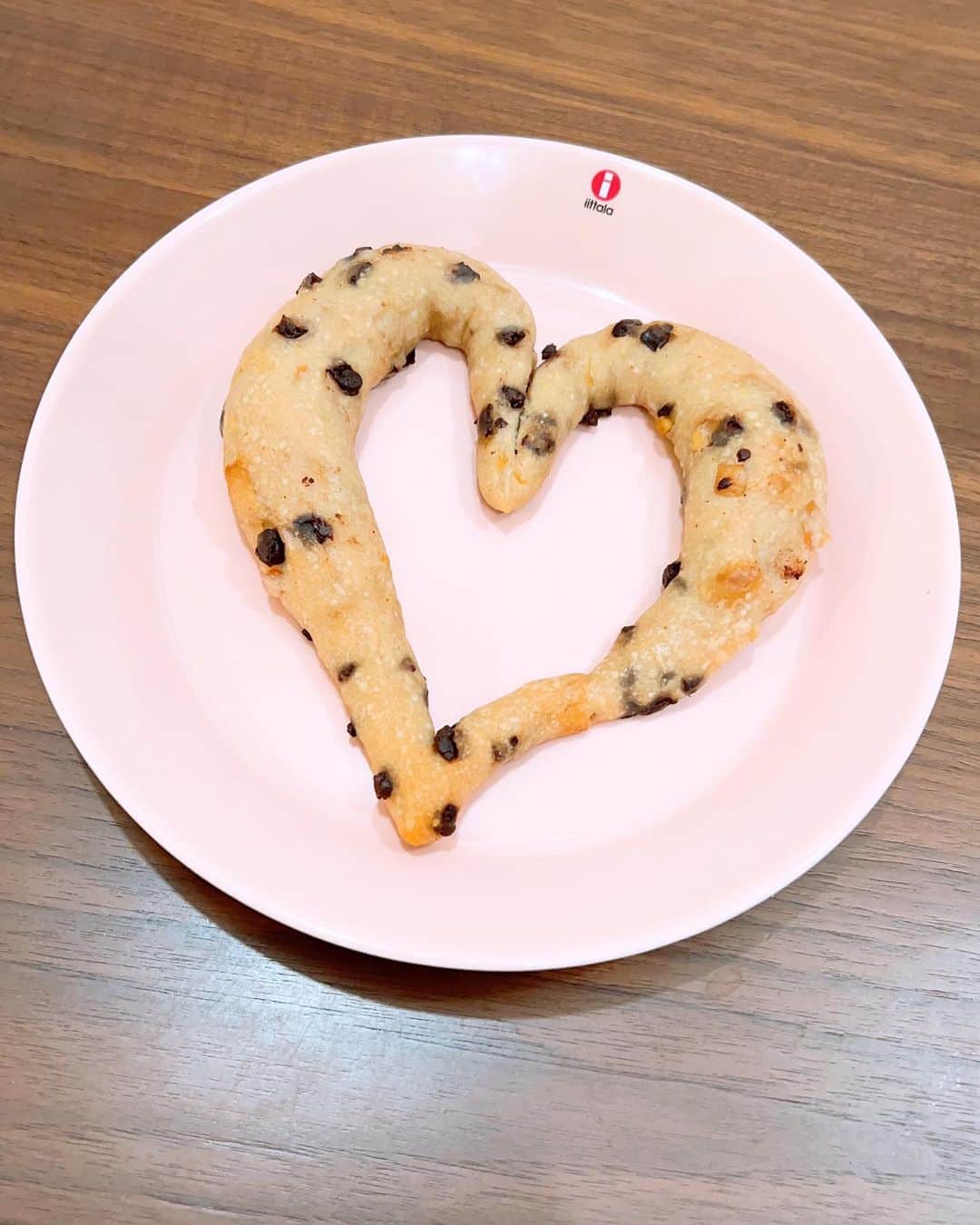 上村祐翔さんのインスタグラム写真 - (上村祐翔Instagram)「今日はハートの日だそうです！なのでそんなパンを……「クールショコラ」です！オレンジピール、マカデミアナッツ、チョコチップがたっぷりと生地の中に入っている可愛らしいパン♡食べごたえあるもちもち生地が最高です！そして、個人的にオレンジピールとチョコの組み合わせが、酸味と苦味と甘味のマリアージュで大好きなので噛むたびに幸福が広がっていきました✨大満足！ごちそうさまでした😋 #ウエムラ今日もパン祭り」8月10日 13時05分 - u_yuto.pan