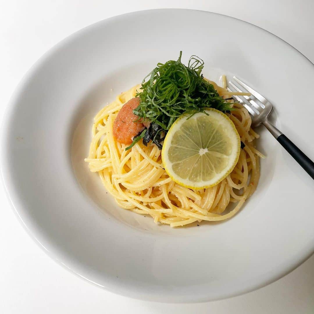 eve_mi_nのインスタグラム：「+ 今日のお昼ご飯  コストコのかねふくの明太子を使うと 薄皮からはがす手間要らずで ほんと簡単✨ そろそろコストコ行きたいなぁ…  #お昼ご飯#明太子パスタ#おうちごはん#夏休みのお昼ごはん」