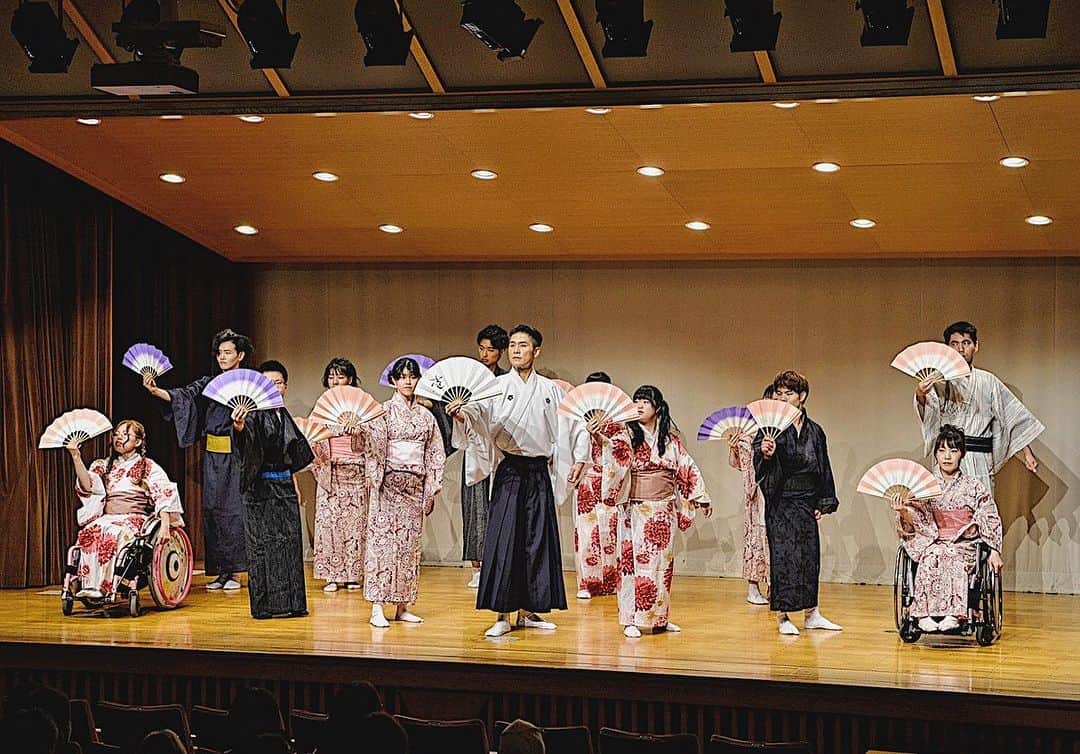 梅川壱ノ介（舞踊家）さんのインスタグラム写真 - (梅川壱ノ介（舞踊家）Instagram)「𝔸𝕍𝔼ℕ𝕀ℝ 𝕊𝕔𝕙𝕠𝕠𝕝 ℕ𝕀ℤ𝕀𝕀ℝ𝕆 𝔽𝕖𝕤 ￣￣￣￣￣￣￣￣￣￣￣￣￣￣￣￣￣￣￣￣￣￣￣ アヴニールスクール虹色フェス vol.3  第二部のフィナーレを飾るのは日本舞踊でお送りします、《花は咲く》でした。  今回の舞台を通して、たくさんの子どもたちが自分の今までの限界を超えて、今まで見たことのない表情やパフォーマンスを見せてくださいました。  改めて、舞台の素晴らしさ、凄さを知ることができました。限界を超えていく先に見えてくる世界をまたみなさまとご一緒できたら、幸せです。  Photo by @loaf_away_   #梅川壱ノ介 #舞踊家 #日田市 #アヴニールスクール #虹色フェス #花は咲く #ClassicJapanesedance #traditionaljapanesedance」8月10日 13時07分 - umekawaichinosuke