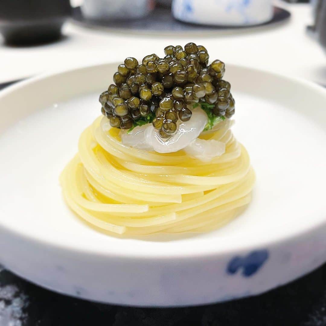 乾雅人のインスタグラム：「TACUBO@代官山 約2年ぶりに伺った。辿ってみたら前回は白トリュフ祭り期間。 味は勿論、本当に美しい料理だよなぁ。 オープニングから随所に「TACUBOに来た」というシグネチャーが散りばめられ、訪れた人の脳と舌に刺さる。　 ラストのボロネーゼで昇天。 お誘いありがとうございました。」