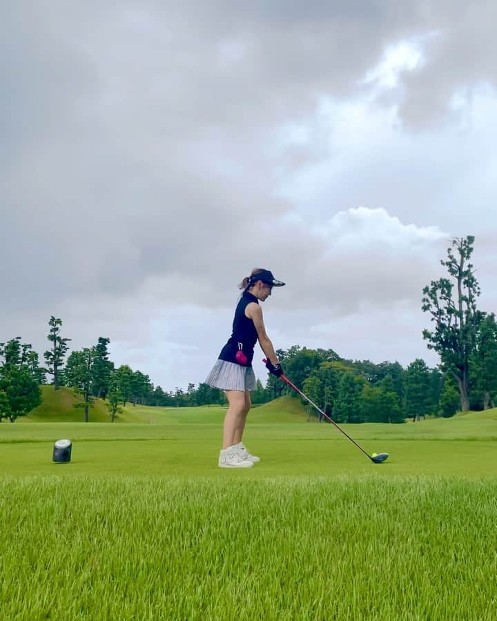 柑谷あゆみのインスタグラム：「15番⛳️名物ホール「戸塚の壁」 ドライバーが一度もうまく当たりませんでした🥲  昨日は土砂降りだったり晴れたり、最後は雷で中止に… 涼しくてよかったけど最後までまわりたかったな😭  #戸塚カントリー倶楽部  #戸塚の壁 #ドライバーショット #エンジョイゴルフ #デサントゴルフ #ゴルフウェア  #ゴルフ女子 #golf  #golfing  #golflife  #golfgirl  #instagolf  #golfer #골프 #골프웨어 #กอล์ฟ  #ゴルフコーディネート #ゴルフファッション #ゴルフ好きな人と繋がりたい」