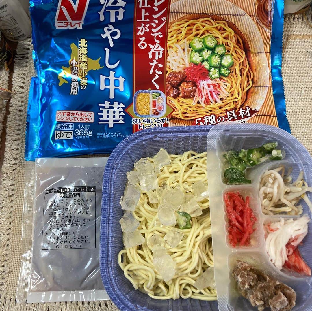 桂春雨のインスタグラム：「昼ごはん。前から気になっていた、ニッスイの『レンジで冷たく仕上がる冷やし中華』。セブンイレブンのクーポンで100円引きで買えたので初挑戦。けっこうイケます。  #昼ごはん #ランチ #冷やし中華 #レンジ #冷凍食品 #noodles #instafood」