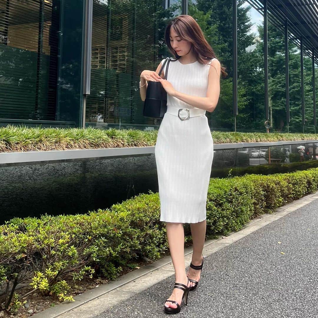 デュラスアンビエントさんのインスタグラム写真 - (デュラスアンビエントInstagram)「𝐒𝐔𝐌𝐌𝐄𝐑 𝐎𝐅𝐅𝐈𝐂𝐄 𝐋𝐎𝐎𝐊𝐒  ◾︎THURSDAY   茹だるような暑さでの通勤は、白で爽やかに気分を上げて🌿 空調対策に、薄手の羽織りを一枚バッグに忍ばせておくと◎ 夜は取引先との会食なので、キレイ見えはマスト✨ 暑さを感じさせない上品な雰囲気で、好印象を残したい🕊️  ONE PIECE: #アイレットベルトセットタイトニットワンピース  ＿＿＿＿＿＿＿＿＿＿＿ ✔︎ @ambient_styling #AMBIENT #ambient_official #ambientstyle #アンビエント #オフィスカジュアル #オフィスコーデ #オフィススタイル」8月10日 13時26分 - ambientofficial