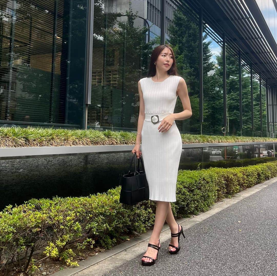 デュラスアンビエントのインスタグラム：「𝐒𝐔𝐌𝐌𝐄𝐑 𝐎𝐅𝐅𝐈𝐂𝐄 𝐋𝐎𝐎𝐊𝐒  ◾︎THURSDAY   茹だるような暑さでの通勤は、白で爽やかに気分を上げて🌿 空調対策に、薄手の羽織りを一枚バッグに忍ばせておくと◎ 夜は取引先との会食なので、キレイ見えはマスト✨ 暑さを感じさせない上品な雰囲気で、好印象を残したい🕊️  ONE PIECE: #アイレットベルトセットタイトニットワンピース  ＿＿＿＿＿＿＿＿＿＿＿ ✔︎ @ambient_styling #AMBIENT #ambient_official #ambientstyle #アンビエント #オフィスカジュアル #オフィスコーデ #オフィススタイル」