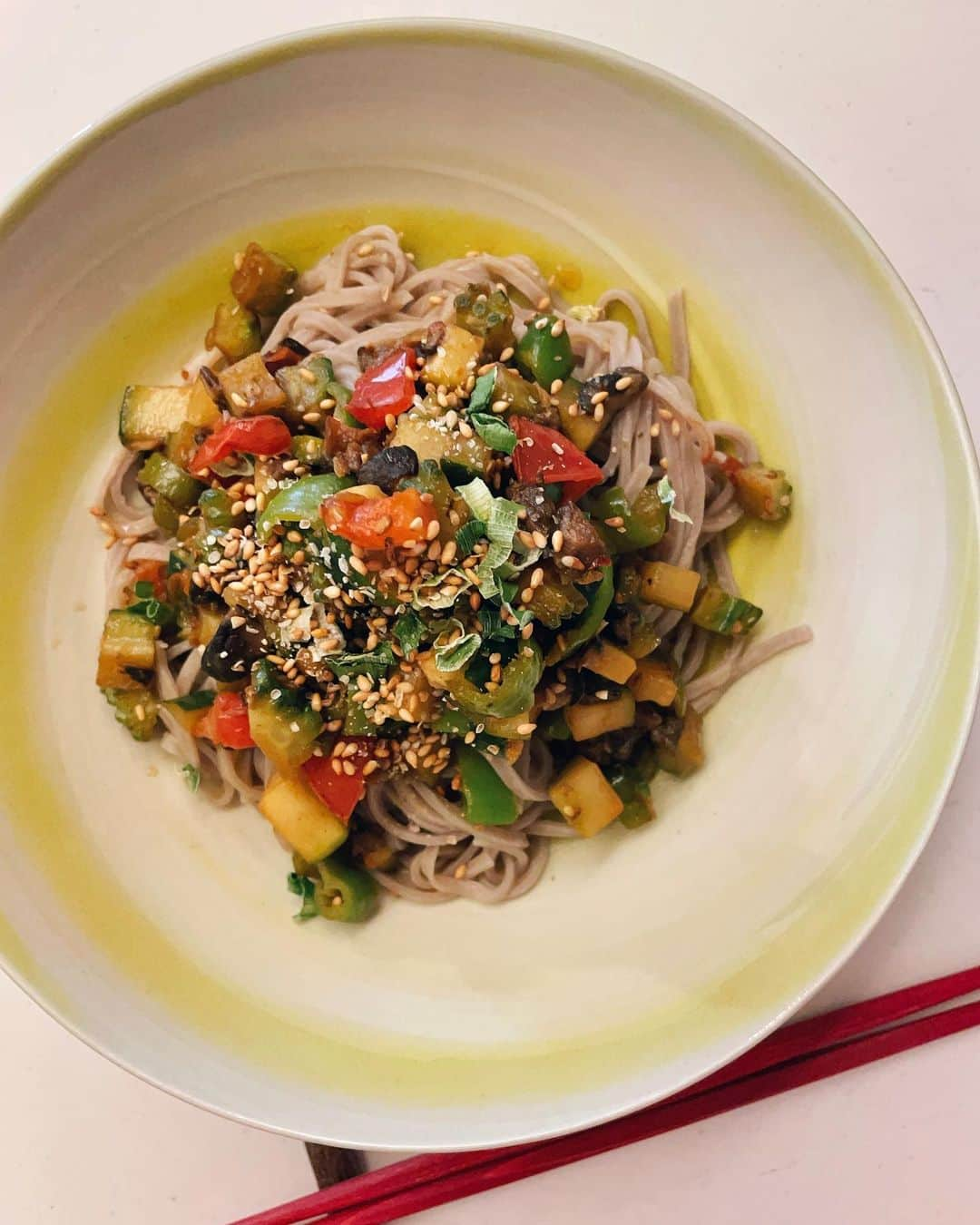 芝彰子のインスタグラム：「🍅🍆🥒🧄  夏野菜をたっぷりのせた お野菜まぜ蕎麦🥢 (十割蕎麦)  ♦︎  この日は、 ゴーヤ、赤パプリカ、万願寺とうがらし、 ズッキーニ、椎茸をダイスカットして 生姜🫚を効かせて炒めました👩‍🍳  味付けはお醤油、白だし、お酢、味醂、 お塩、昆布粉末。  もっと簡単にするなら、 お酢以外の調味料を麺つゆにしても良いかも◎ 甘さ加減はお砂糖加えたり、お好みで。  ♦︎  ストーリーにレシピや反応あったので 簡単な説明ですが…🙇‍♀️  いつも味付けは何も考えず 途中で色々加えたり…で作ること多いです😂  .  この時期はスーパーに行くと カラフルな野菜に心躍って あれもこれもと目移りしちゃうね〜👀♡  .  #まぜ蕎麦 #十割蕎麦 #おうちごはん #お家ランチ #簡単レシピ」