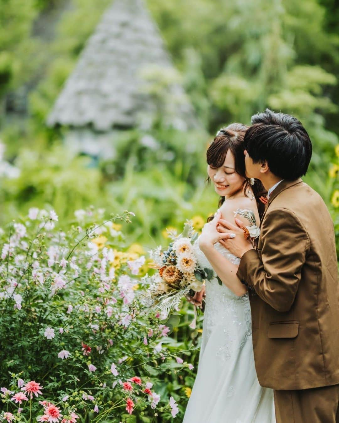 仲道雄大のインスタグラム：「【魔法のお庭✨💐】 . . 場所　@ueno_farm  . 北海道の上野ファームさんにお邪魔して撮影ツアーを行いました✨📸 . . 雨が心配されましたが、無事撮影ができ最高の空間で最高のお写真を撮ることが出来ました👏✨ . 来年も3組限定で募集しようかと思っています✨💐 . . 詳しくはまたインスタにて更新します✨ . . . . . . . . . . . . #weddingphotography  #wedding  #prewedding  #preweddingphoto  #前撮り  #チェリフォト  #camelove  #フォトウェディング  #ブーケ  #花嫁 #上野ファーム  #北海道前撮り  #お花前撮り  #flowerwedding  #ウェディングフォト  #ウェディングフォトグラファー」