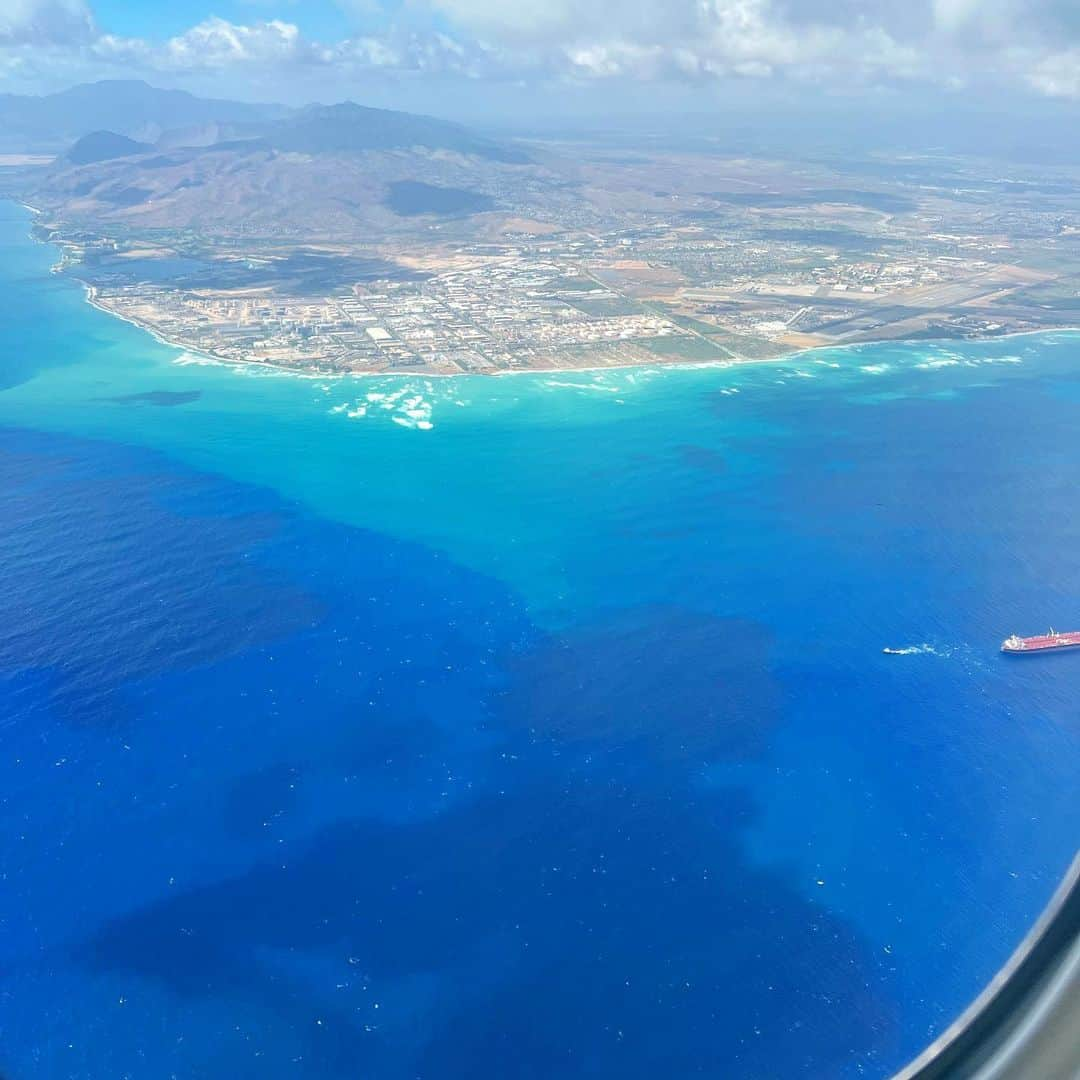 マキ・コニクソンさんのインスタグラム写真 - (マキ・コニクソンInstagram)「ただいま！✈️  日本の暑さと比べると こちらは比にならないね。 快適なホノルルです。  そして悲しいNewsを耳にしました。 いまマウイ島が大変な事になっています…. Newsから ↓ マウイ島で大規模な山火事が発生安否不明になっている人も複数いる。３つの火災で複数の地区や町から１３の退避が行われ、 道路は１６カ所で封鎖。開設した５つの避難所には２０００人以上が集まっているという。  商店などを含む住居にも火の手が及び、 多くは全焼となった。西側のラハイナの町での被害が大きいという。  前日は強風で飛ばせなかったヘリコプターによる消火活動も９日に実施。火災の範囲は 数百エーカーに広がり、まだ封じ込めに成功していない。  私の彼もラハイナでレスキュー用に借りていたストレージが全焼したみたい。 いまハワイ コンベンションセンターでは マウイ島から避難している観光客や住民を サポートしています。また、必要に応じて 食料、水、医療支援サービス、避難所も 提供しています。 Michaelのお友達2人は家が全焼して途方に 暮れてます。しばらくうちに避難する予定。  誰のせいでない 自然がもたらす災害は怖いし容赦ない。 一刻も早く火が鎮火して、 これ以上被害がない事を祈ります。  #Pray for Maui  #犠牲者がこれ以上出ません様に #早く鎮火しますように」8月10日 13時32分 - makikonikson