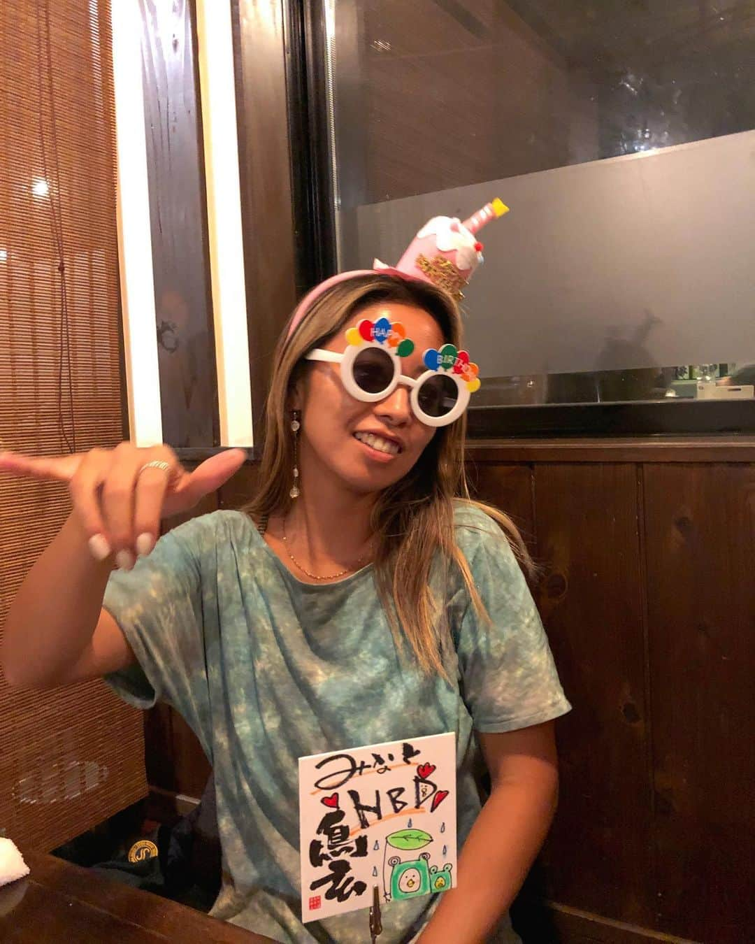 高橋みなとのインスタグラム：「8/9 誕生日でした🎂  最近、誕生日の"誕"の意味を知り、人生おもろいな〜と思ったタイミングで自分のバースデーがやってきた😁  周りが勝手に取り繕ったタカハシミナトとはこうだ、みたいな人物像の期待に応えなければ、、とか、周りの目を気にして"ちゃんとしなきゃ" とか、まじでそんなのどうでもいいし、言いたいこと言ってる人たちは言わせとけばいいし、何言われてたとしても真実なんて自分しか分からないし、分かってる人は分かってるし💡  自分らしく生きてるだけで人生一気に楽しくなったそんな20代だった🍺  たくさんの学びと経験を積んで、またひとつタカハシはレベルアップ🤙🏼  幻なのかまやかしなのかよく分からない自分の人生、楽しく冒険心忘れずに挑戦していこうっと🥰  最後まで読んだあなたはきっとマニアック🤙🏼笑  誕生日当日お祝いしてくれた びーさん、なっちゃん、りょーた、けんごありがとうございました🍺昼間から🍺楽しかったなー😁  お祝いメッセージも、たくさんありがとうございました🤍」