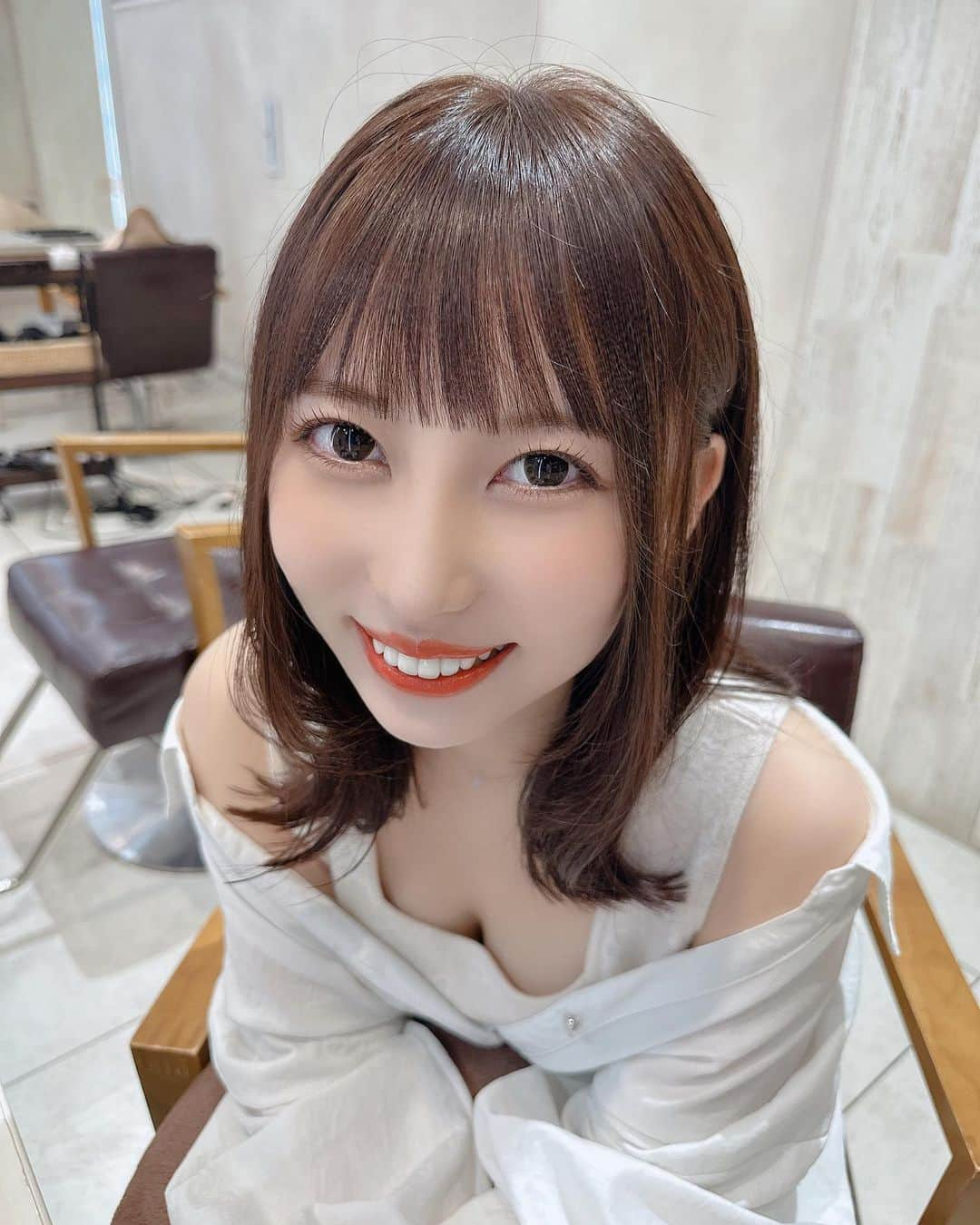 髙木由莉愛のインスタグラム：「笑顔‪☺︎‬‪‪  #美容院 #サロモ #ヘアカラー  #アイドル #まつげパーマ  #パリジェンヌ #美容  美容院▶︎ @kanazawa.ccc  Euphoria銀座店 金沢さんにカットカラートリートメントヘッドスパおねがいしてます！  まつげ▶︎ @_runa928  るなさんにいつも上下パリジェンヌお願いしてます！」